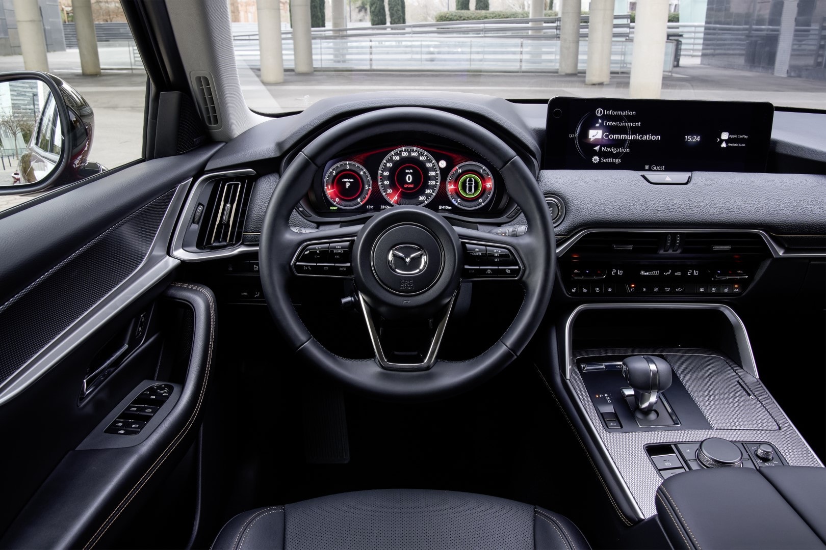 Cabin interior con visión completa del volante y panel de instrumentos.