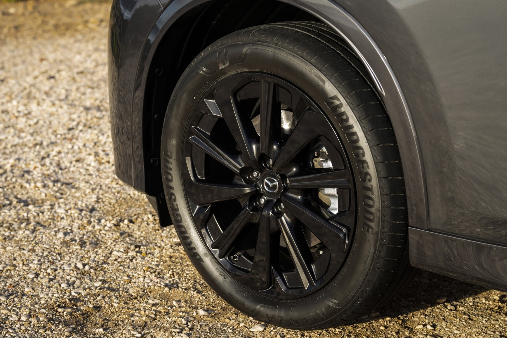 Rueda del Mazda CX-60 mostrando su diseño de llanta deportivo y sofisticado.