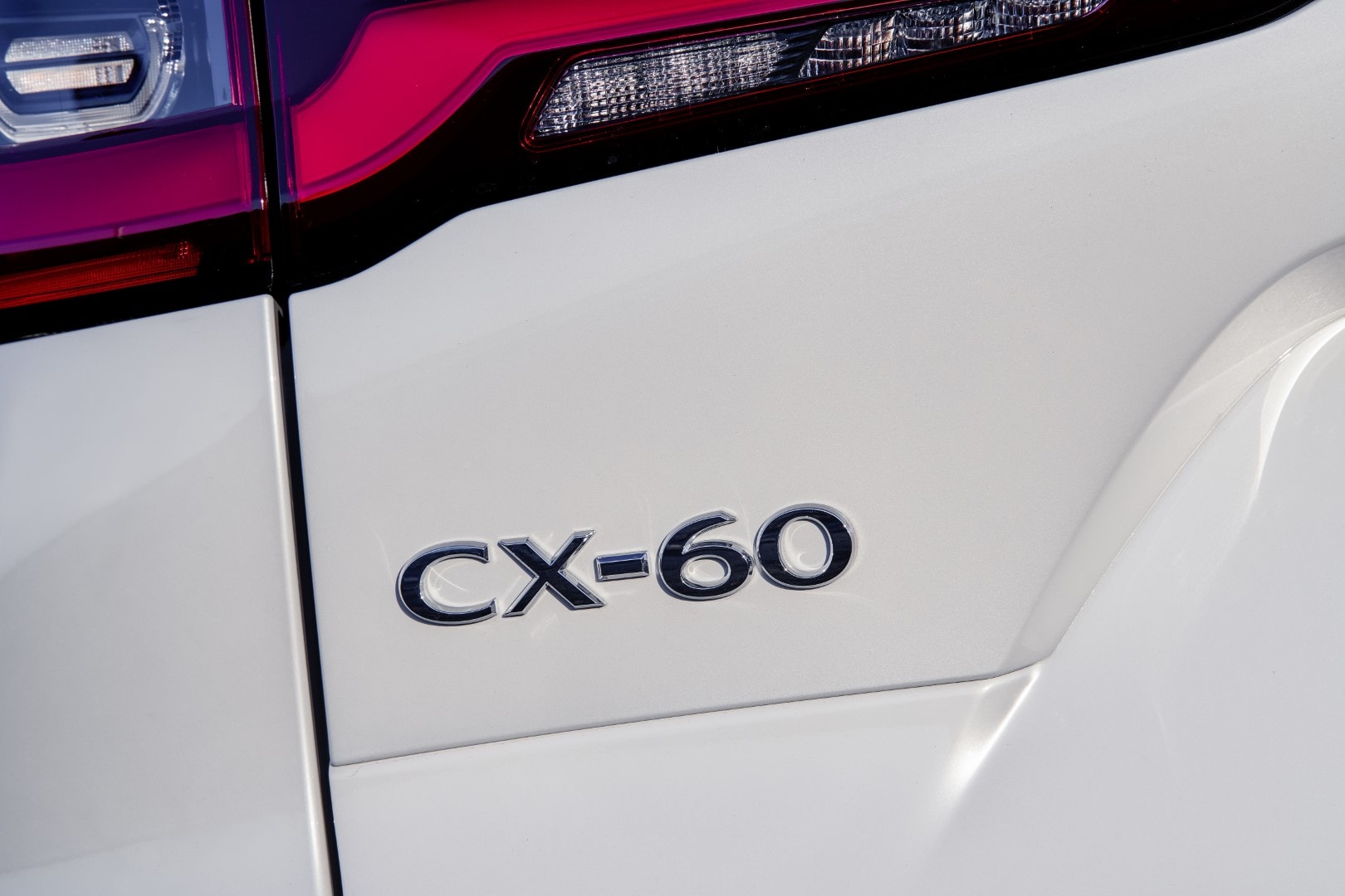 Detalle de la insignia CX-60 que acentúa su identidad.
