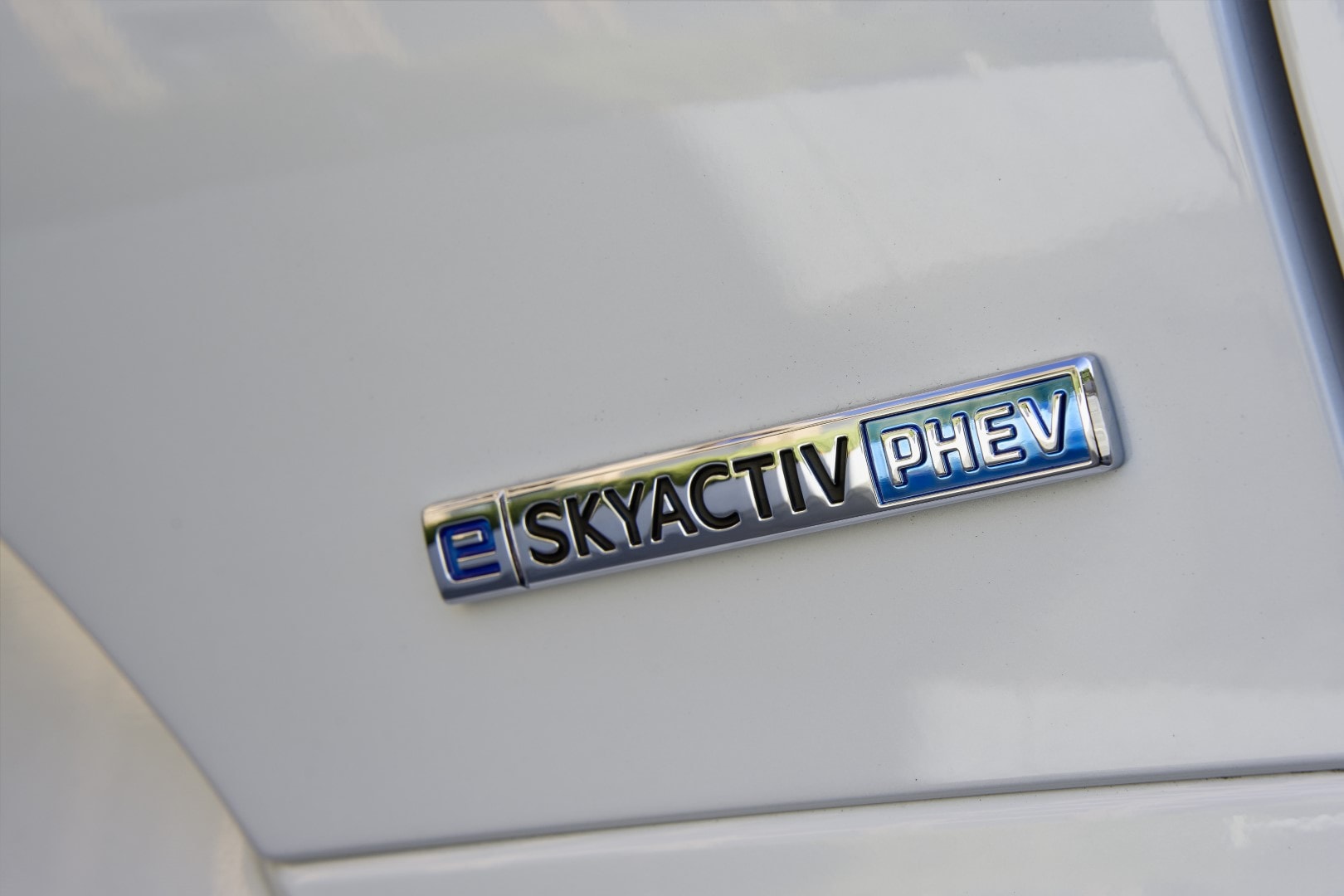 Detalle de la insignia e-SKYACTIV PHEV, representando su tecnología híbrida enchufable.
