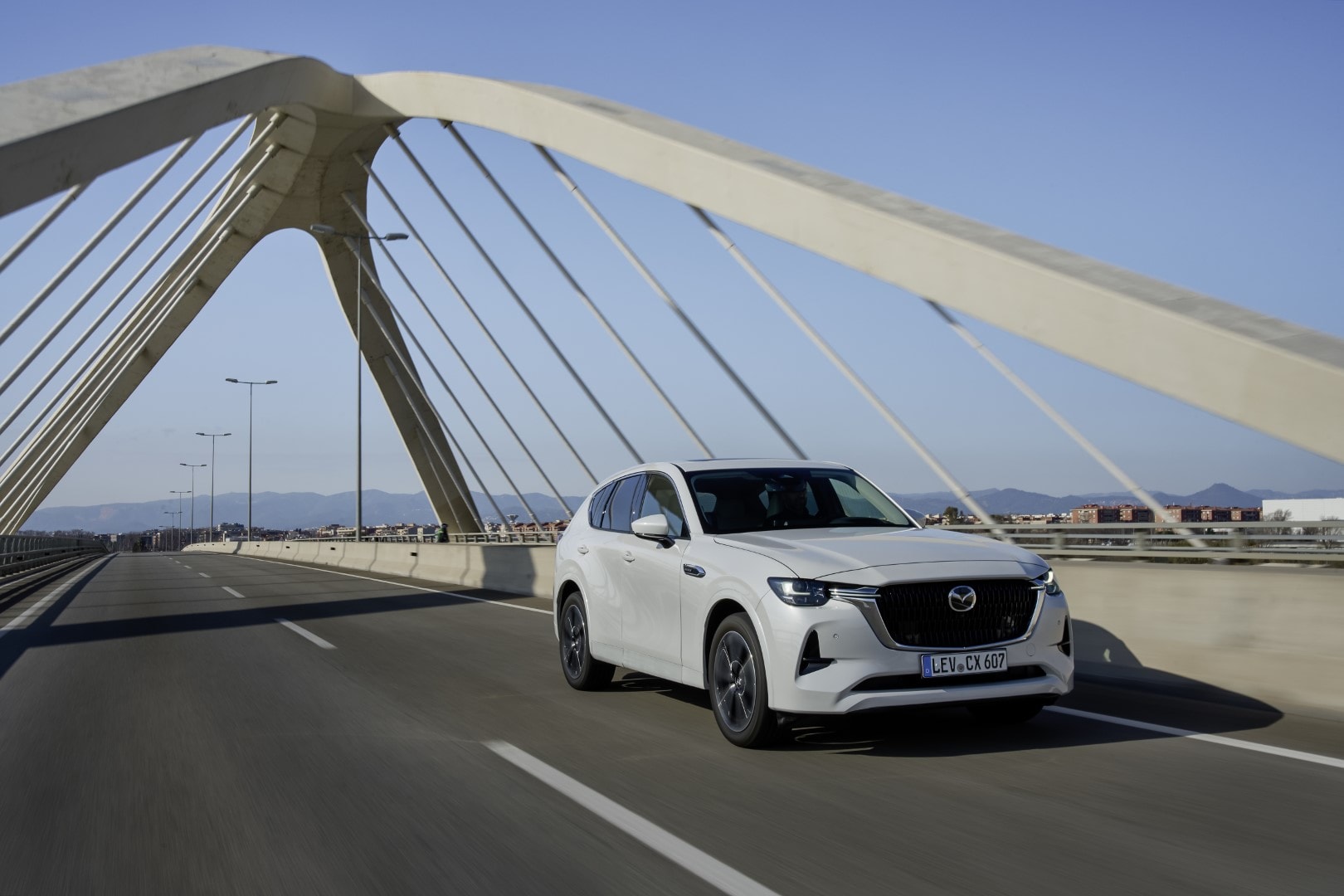 El frontal del Mazda CX-60 híbrido, capturando su diseño vanguardista.