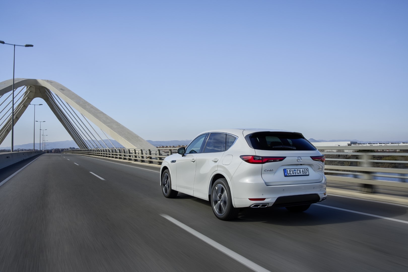 Vista lateral trasera del CX-60 que muestra su silueta y diseño de luces.