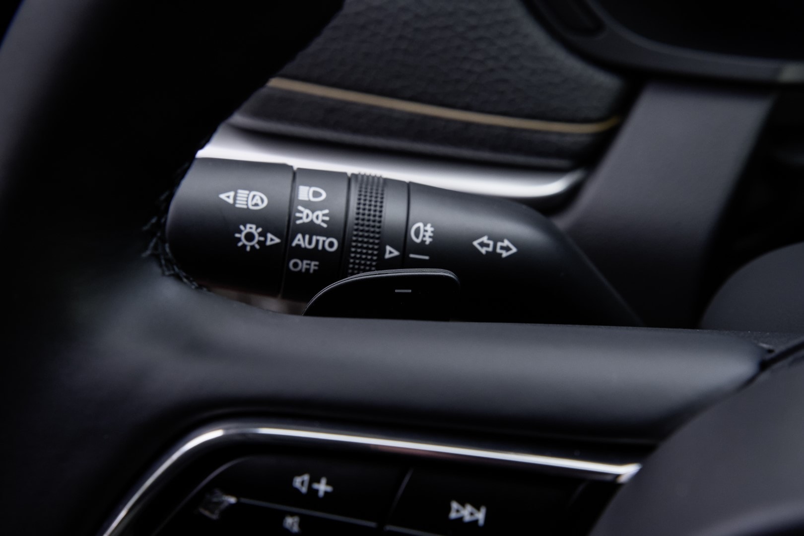 Primer plano de los mandos integrados en el volante del CX-60.