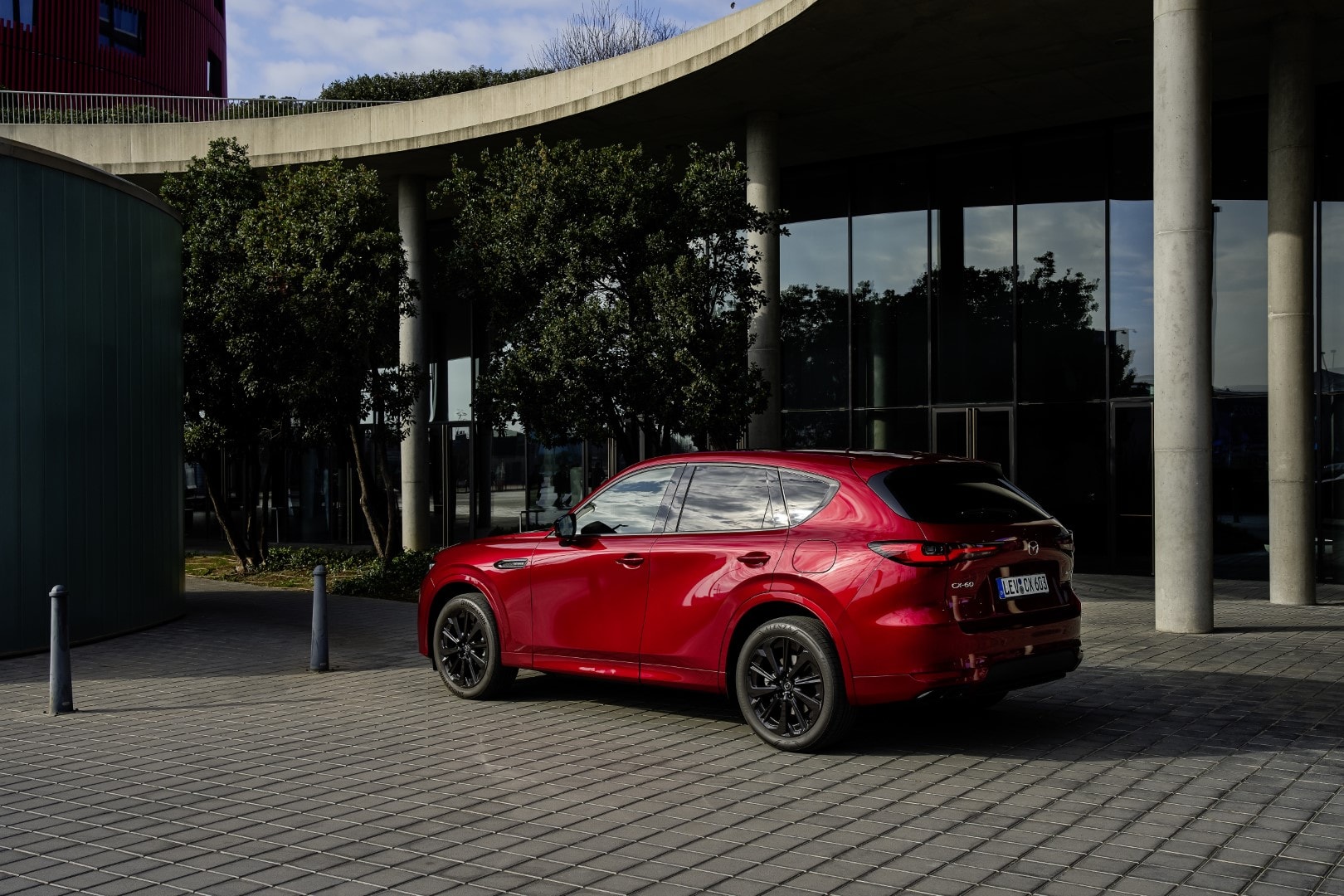 Perfil trasero del Mazda CX-60 en color rojo destacando su diseño deportivo.