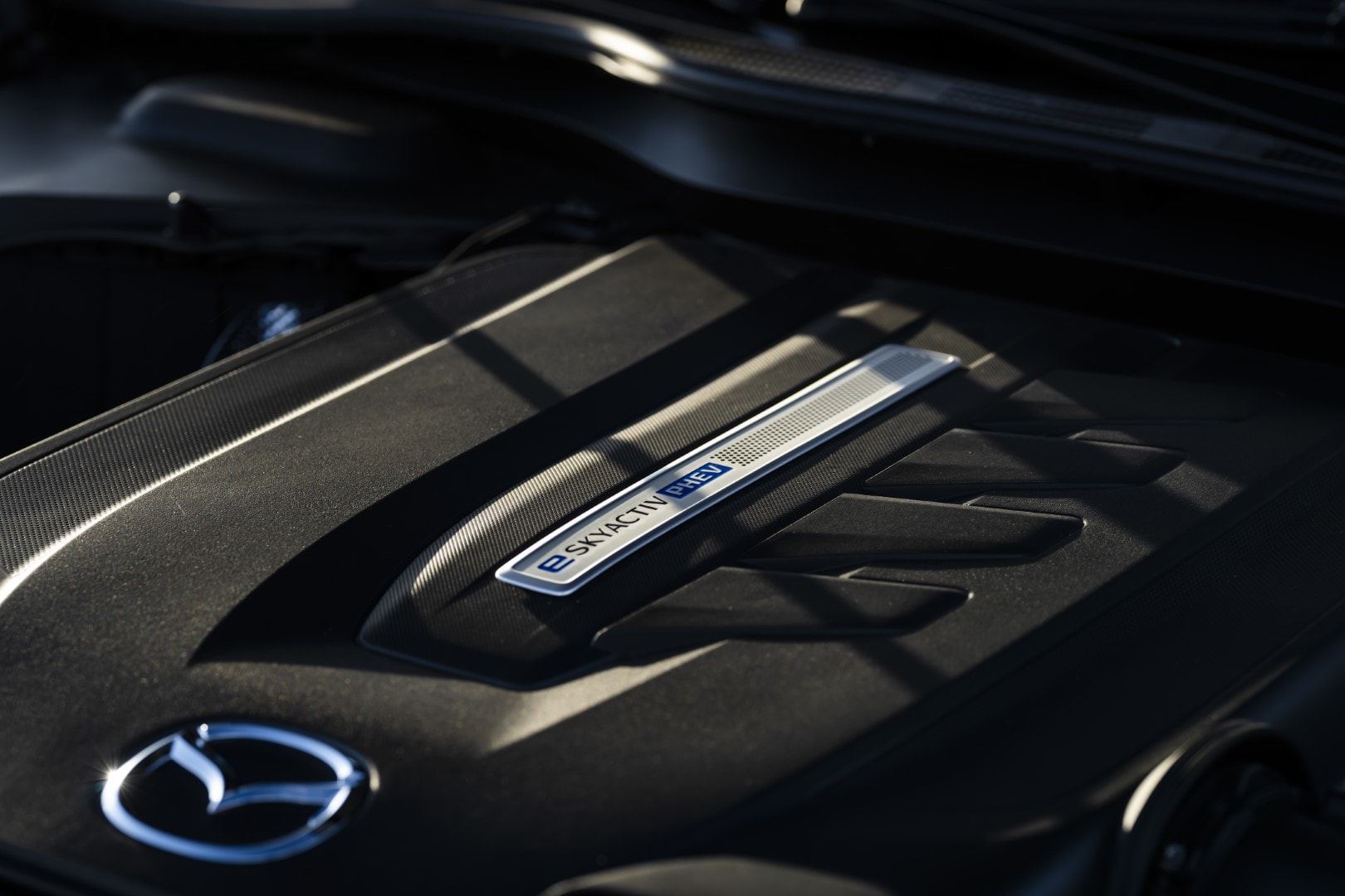 Detalle del motor híbrido del Mazda CX-60, con énfasis en su tecnología y eficiencia.