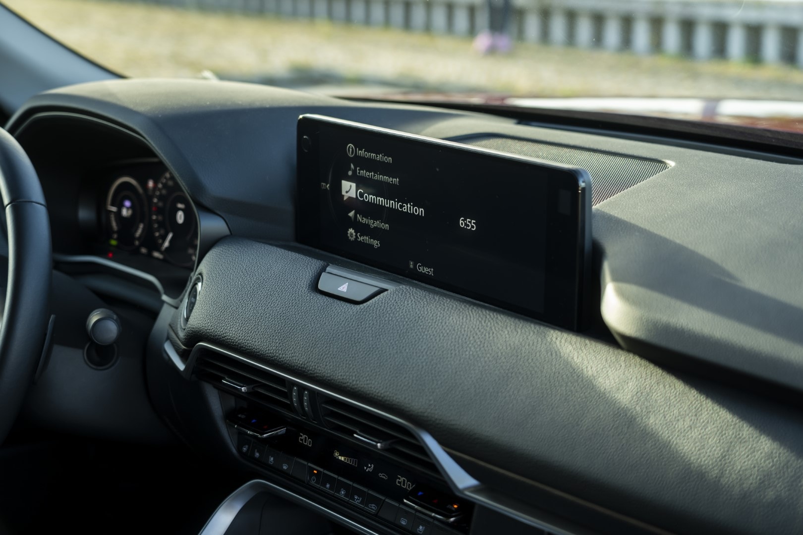Pantalla multimedia del Mazda CX-60, símbolo de conectividad y funcionalidad.