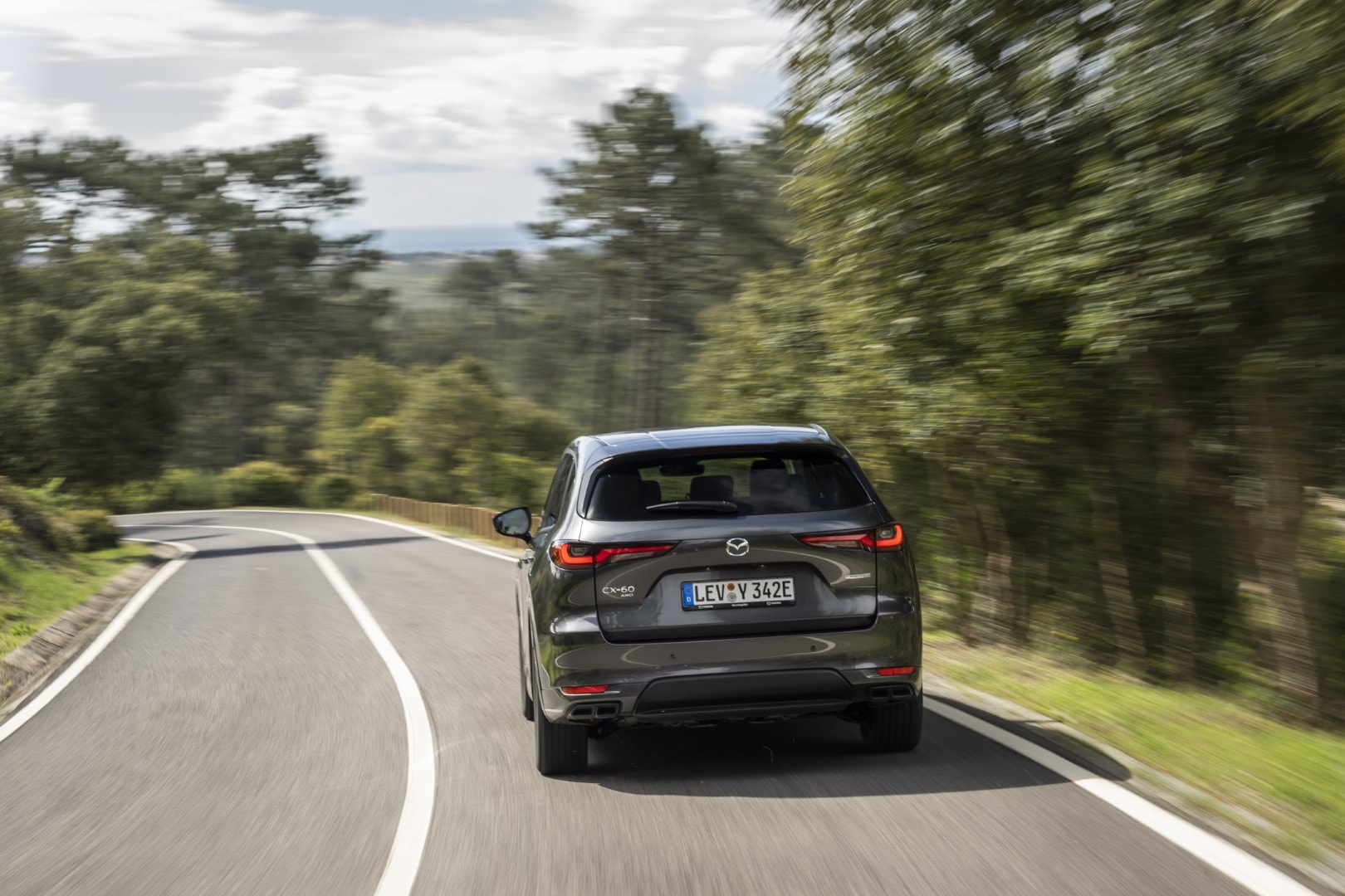 Imagen dinámica que muestra la parte trasera y diseño de luces del Mazda CX-60.