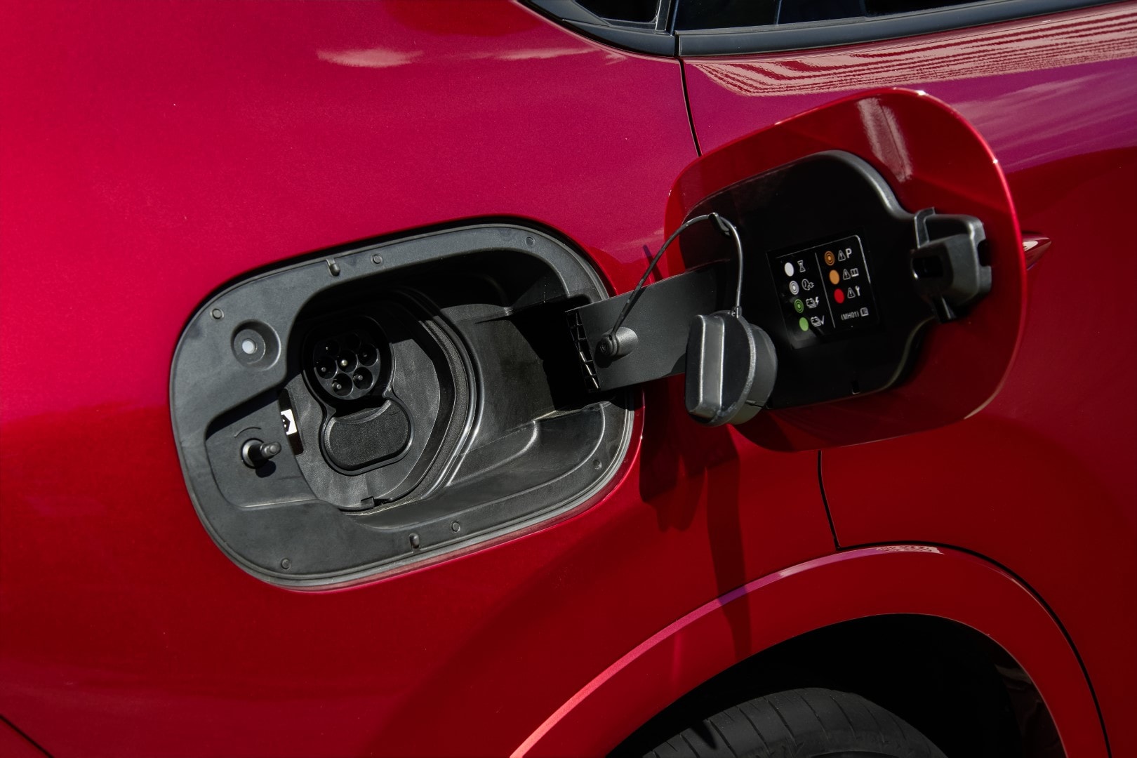 Imagen del puerto de carga del Mazda CX-60 híbrido enchufable.