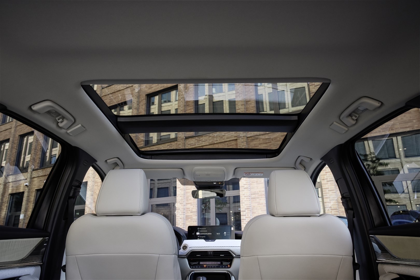 Imagen del techo panorámico que proporciona una sensación de amplitud interior.