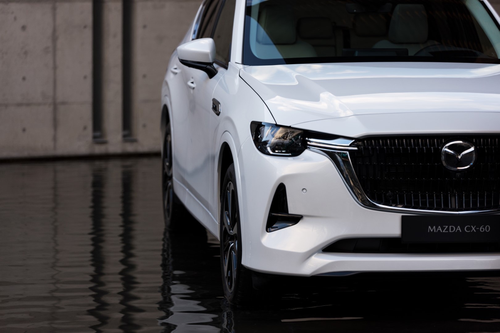 Vista frontal del Mazda CX-60 en color blanco, mostrando su robustez y estilo.