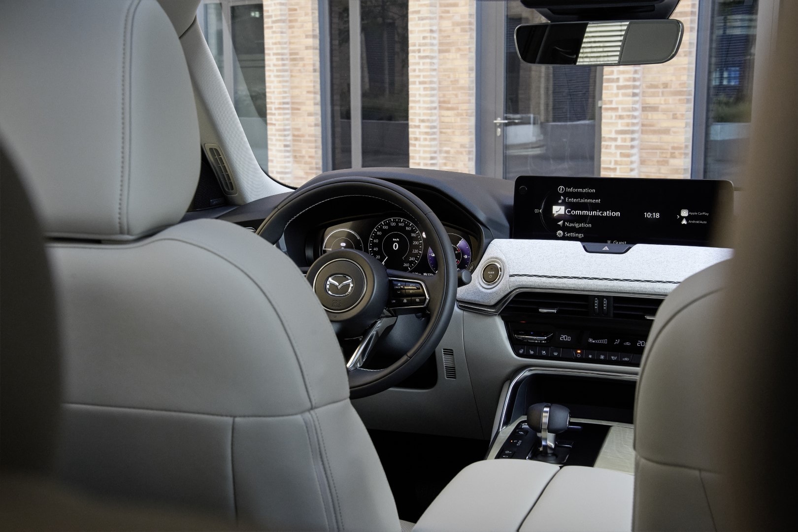 Vista del volante y sistema de infotainment del Mazda CX-60.