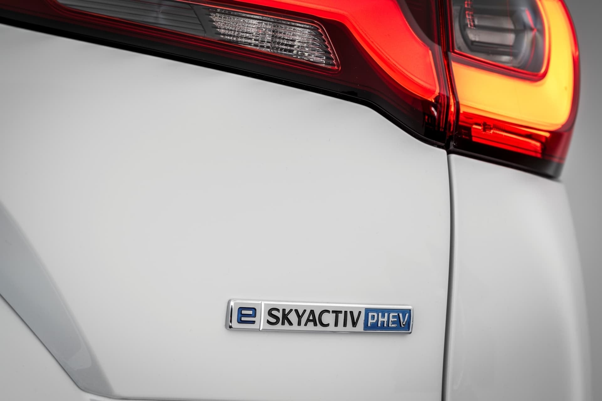 Primer plano del Distintivo Skyactiv PHEV en la parte trasera del Mazda CX-60.