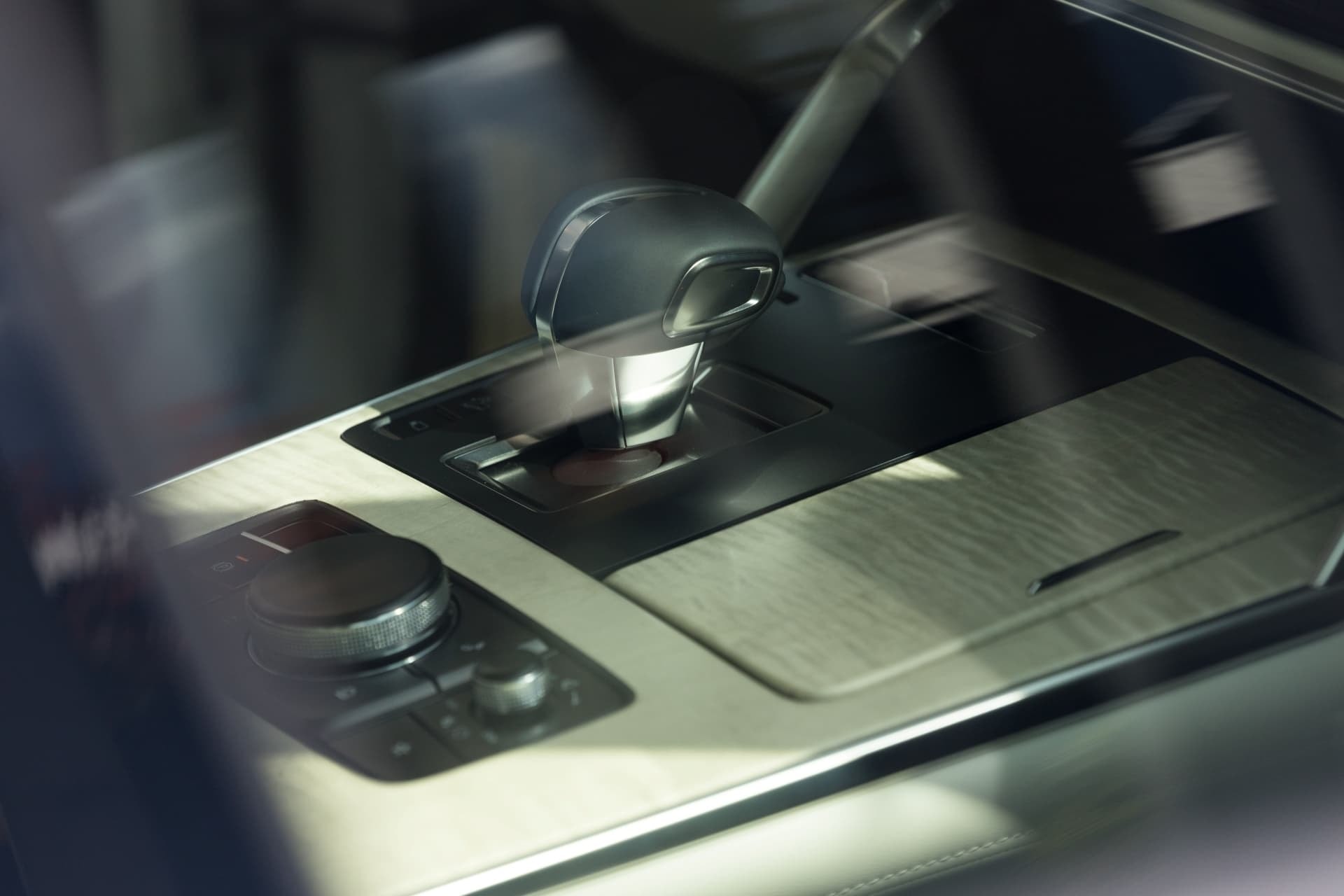 Detalle de la consola central del Mazda CX-60, acabados premium.