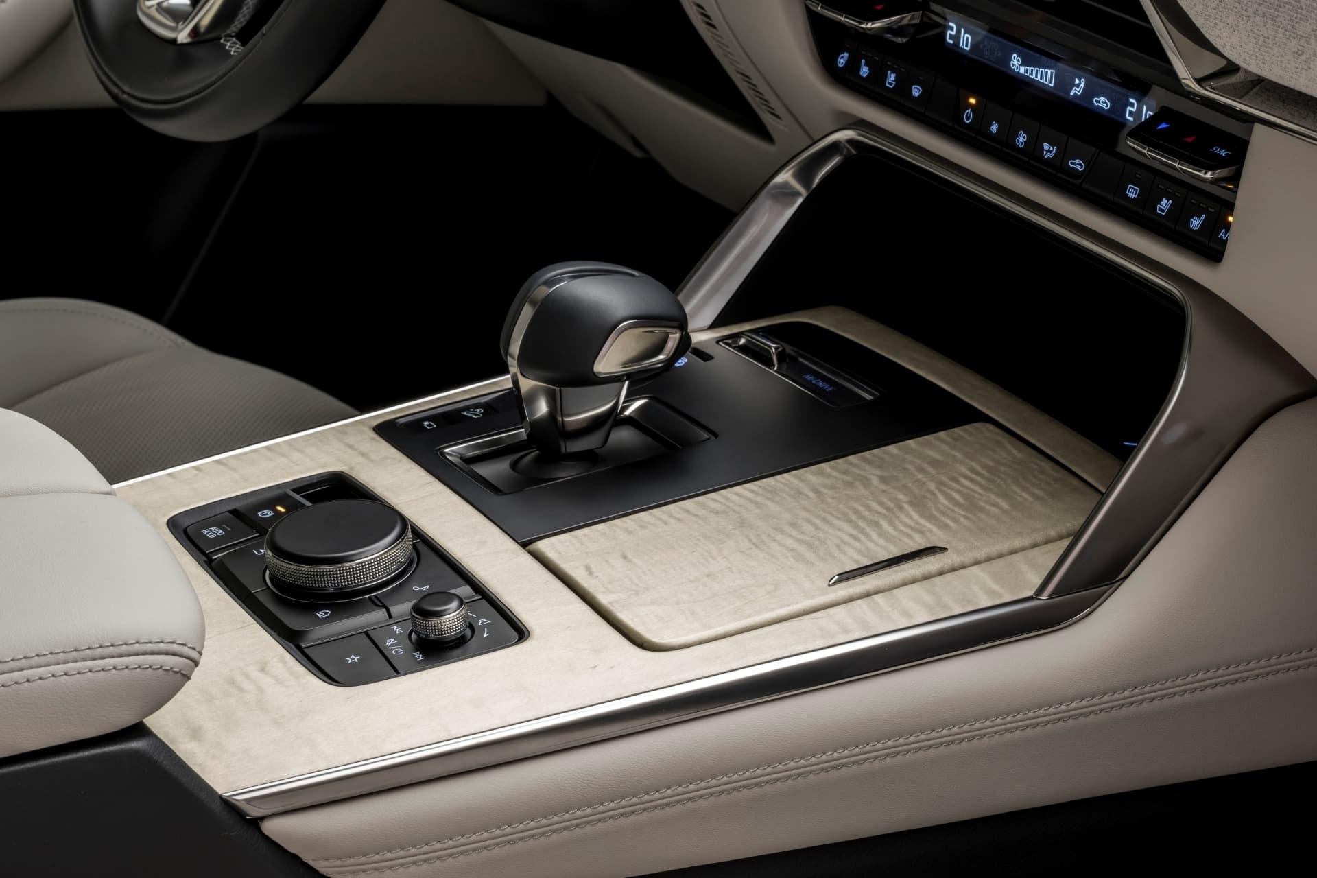 Detalle de la consola central con elementos de madera y metálicos.