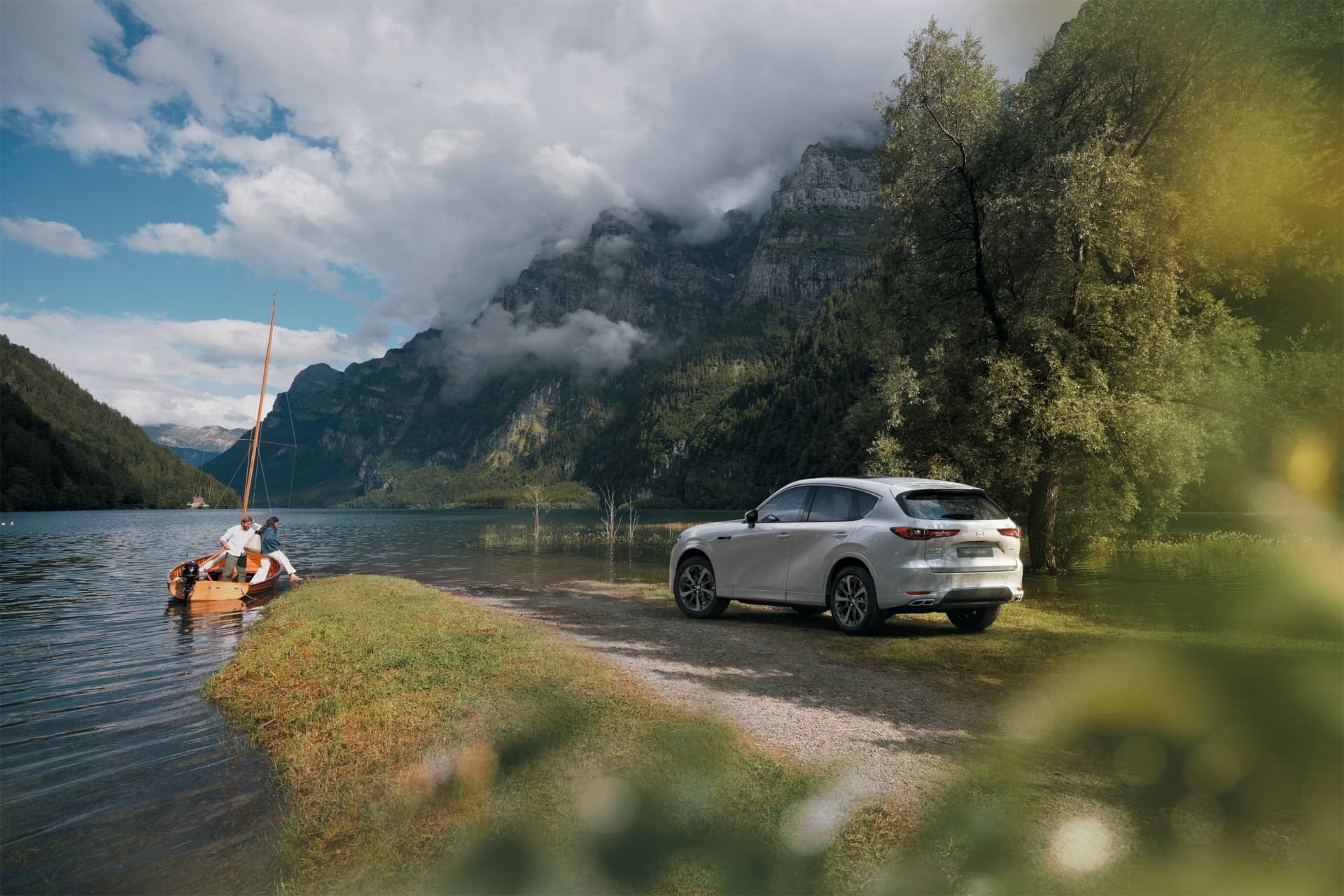 Imagen del Mazda CX-60 en paisaje idílico junto al lago.