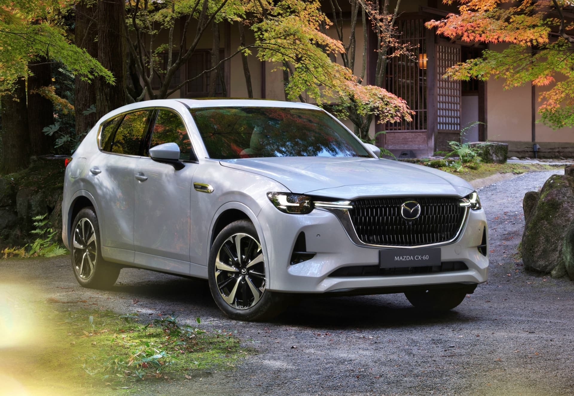 Fotografía del frontal del Mazda CX-60 en entorno tradicional japonés.