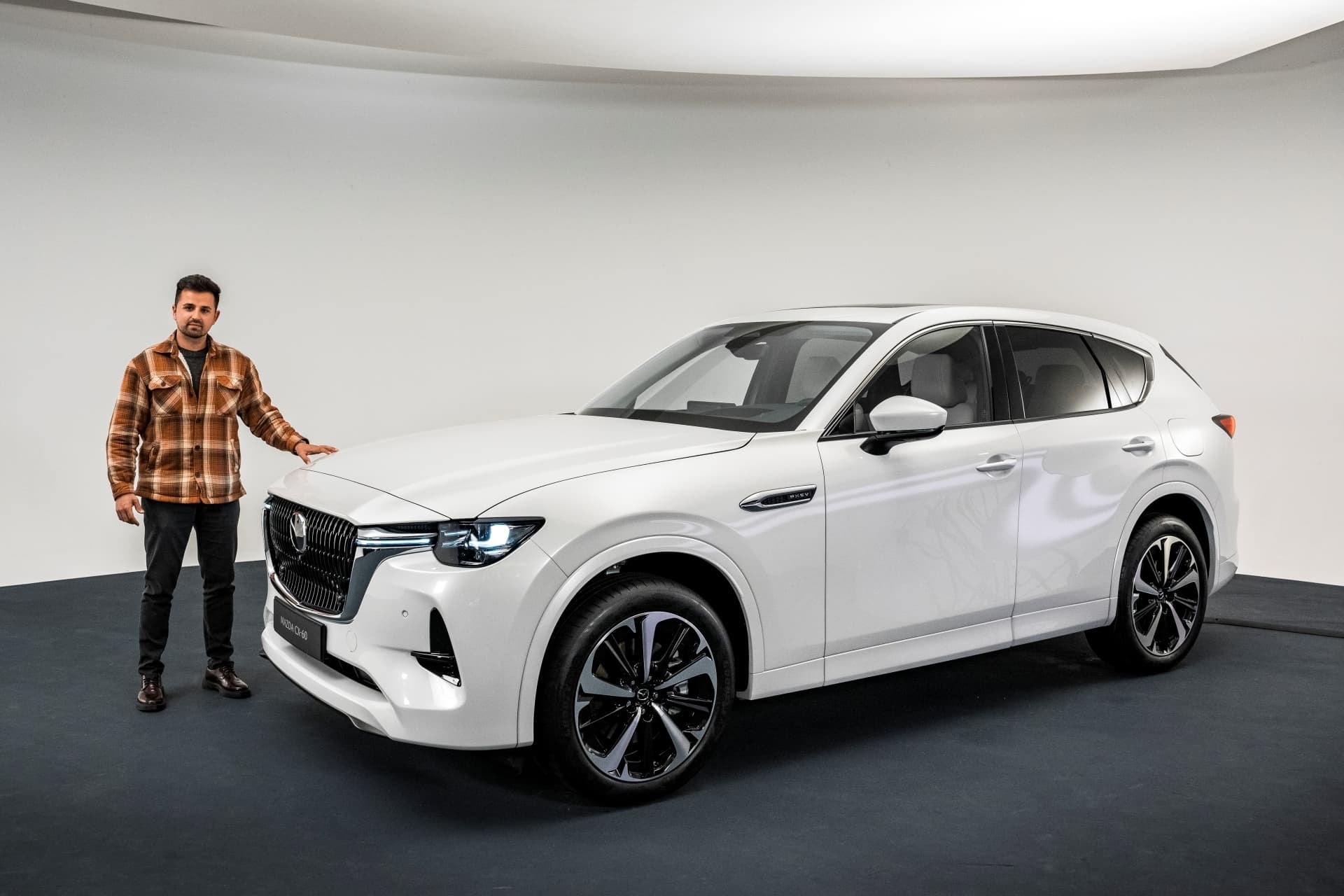 Presentación Mazda CX-60 con modelo al lado para escala.