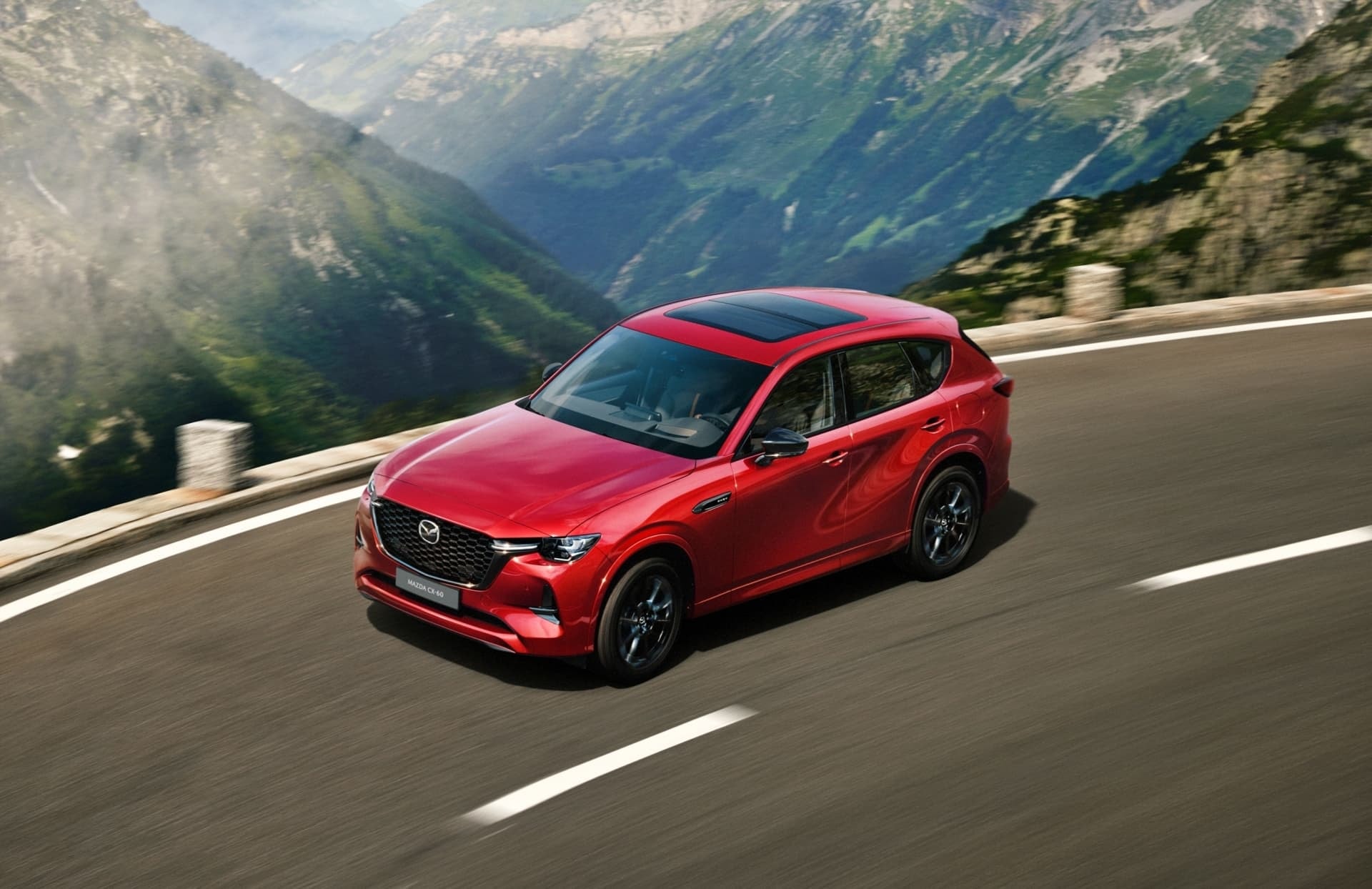 Vista aérea del Mazda CX-60 demostrando su línea de techo inclinada.