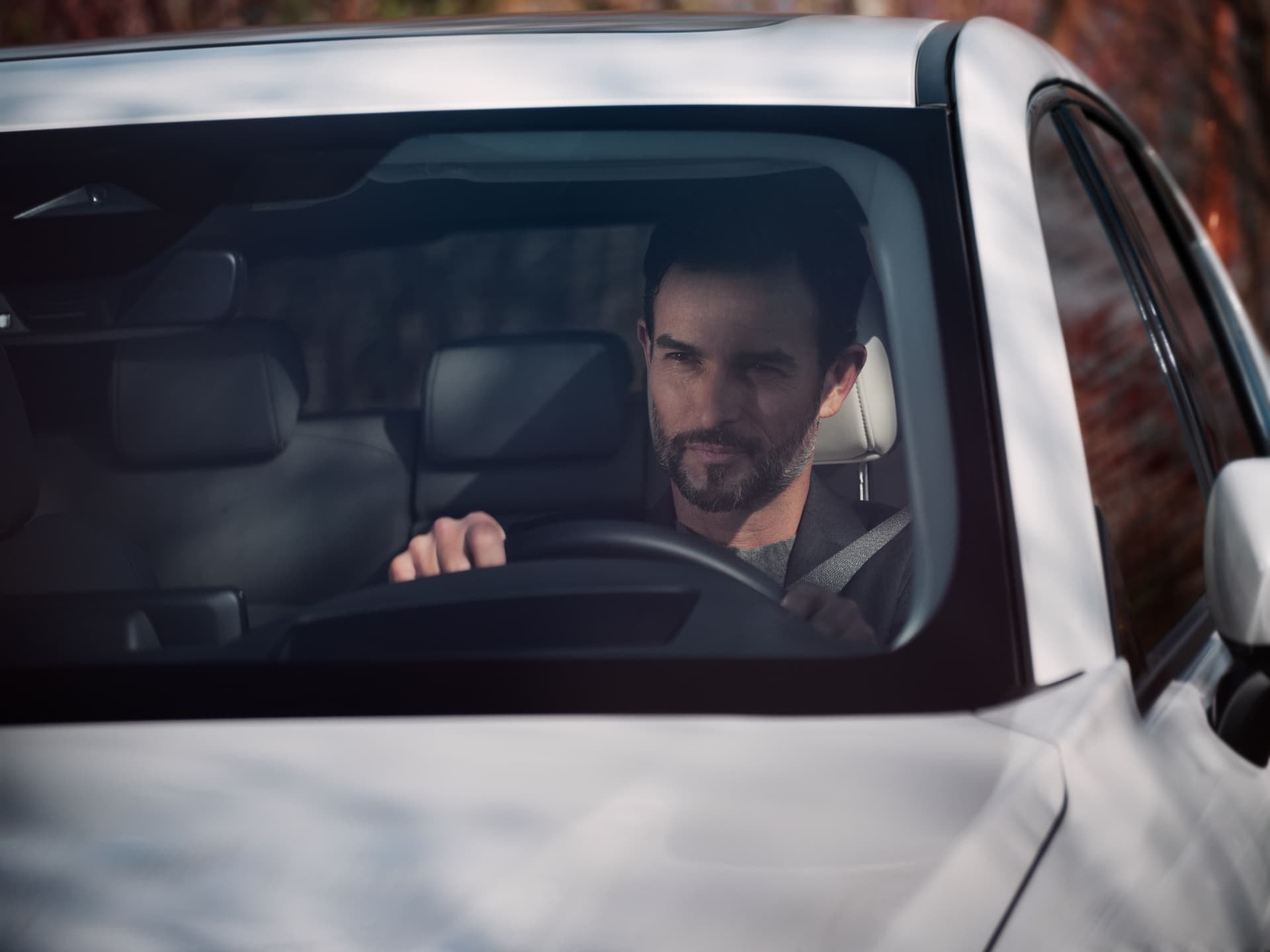 Enfoque en el conductor dentro del Mazda CX-60, visión limitada del interior.