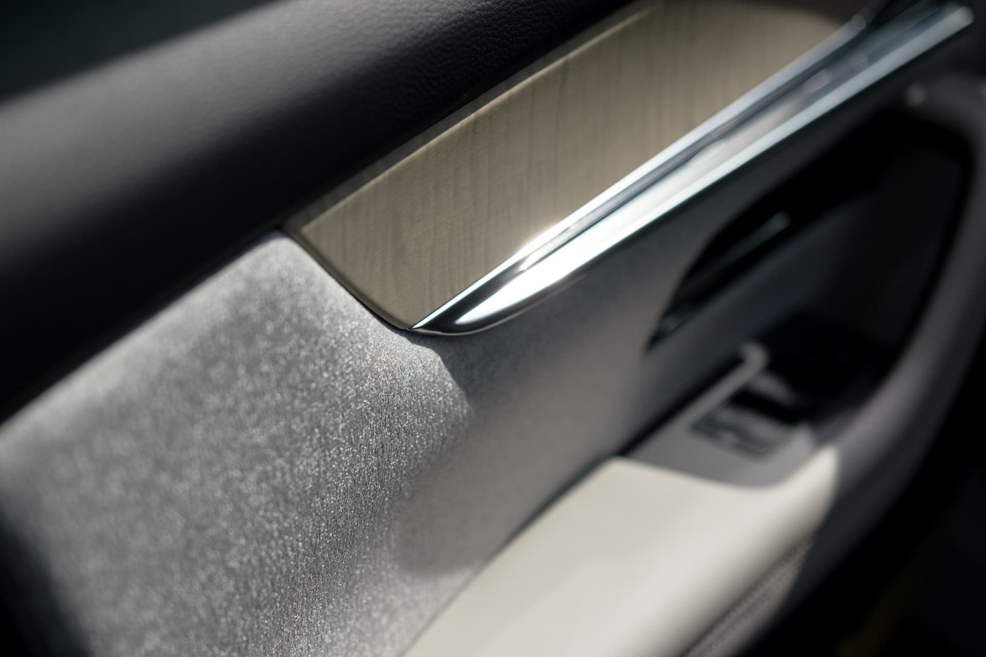 Detalle de los acabados en puerta con materiales de alta calidad.