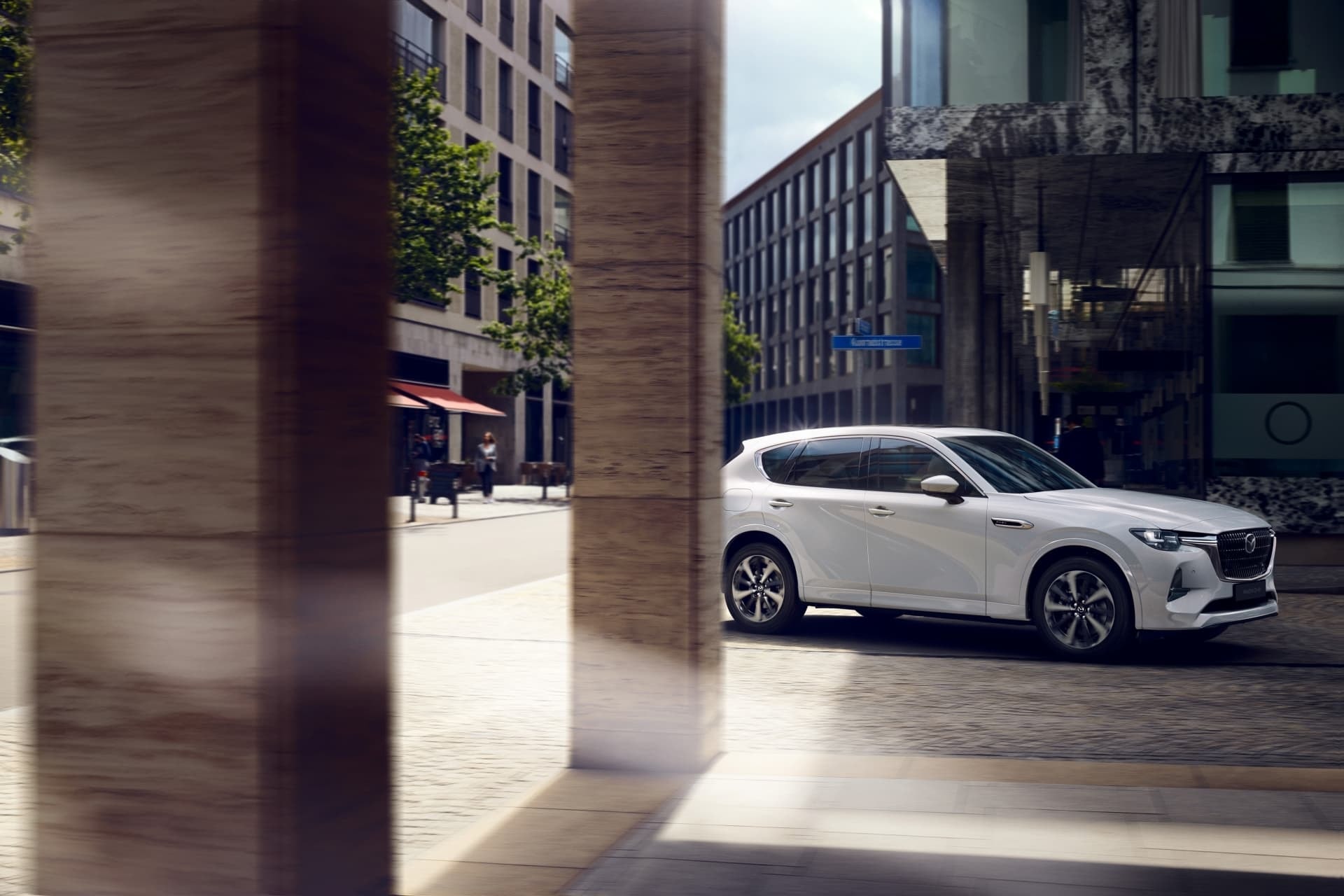 El CX-60 encaja perfectamente en la estética de una ciudad moderna.