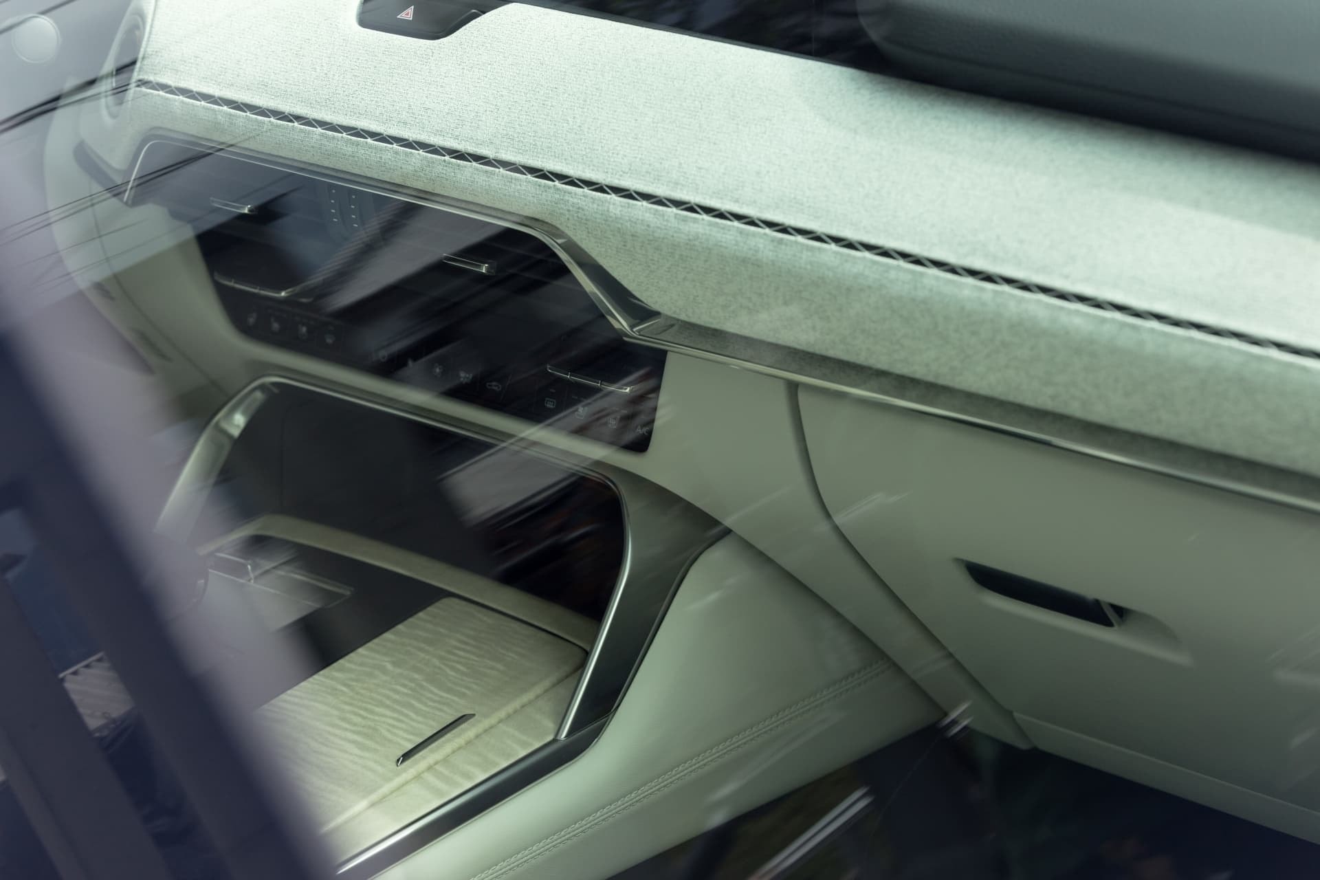 Vista detallada de la consola central, destacando la combinación de materiales.