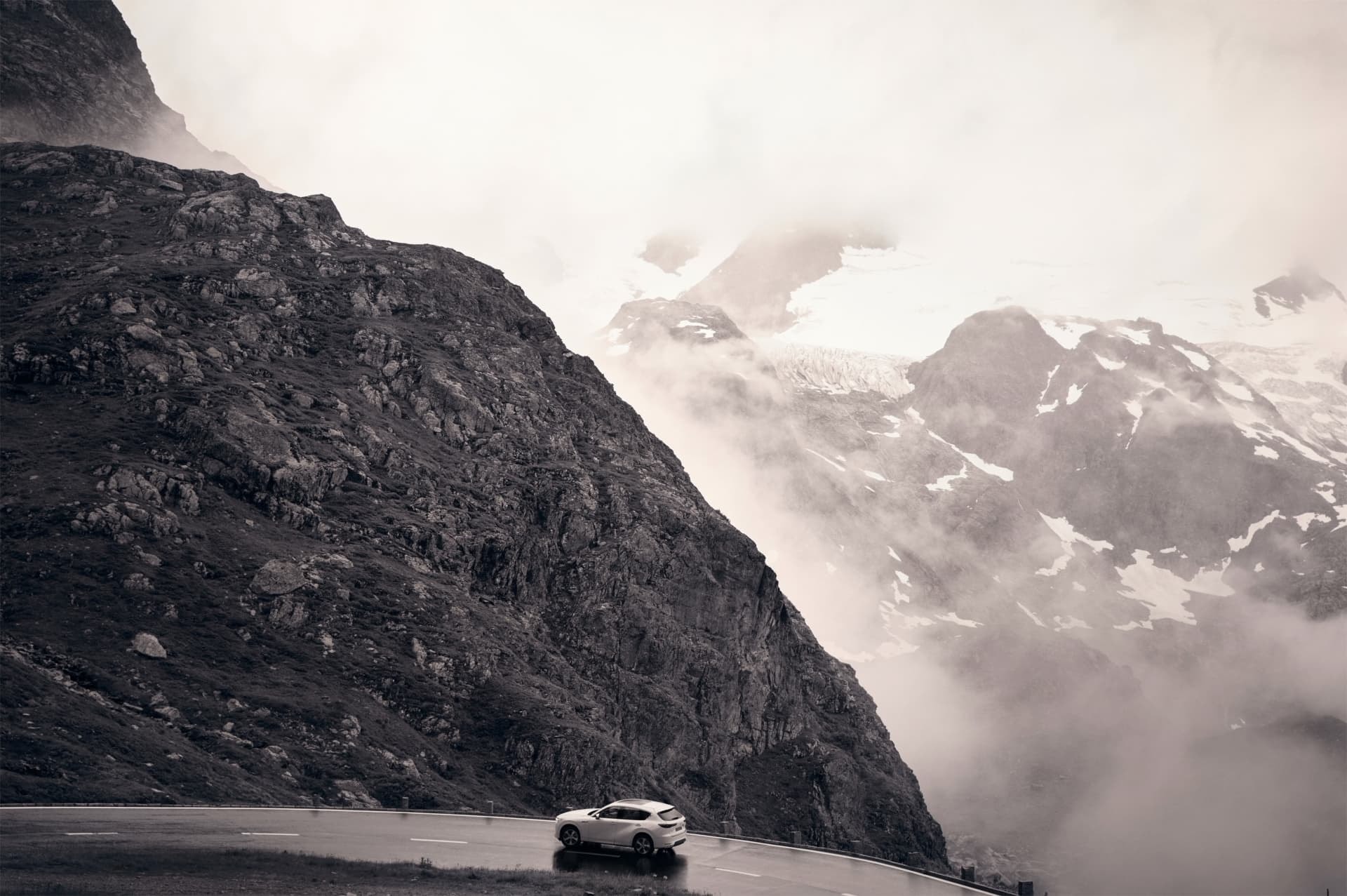 El Mazda CX-60 blanco contrasta con el imponente paisaje montañoso.