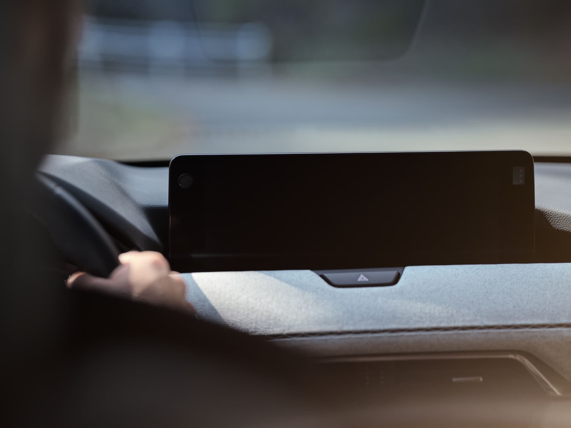 Pantalla apagada de infotainment, perfiles limpios y diseño minimalista.