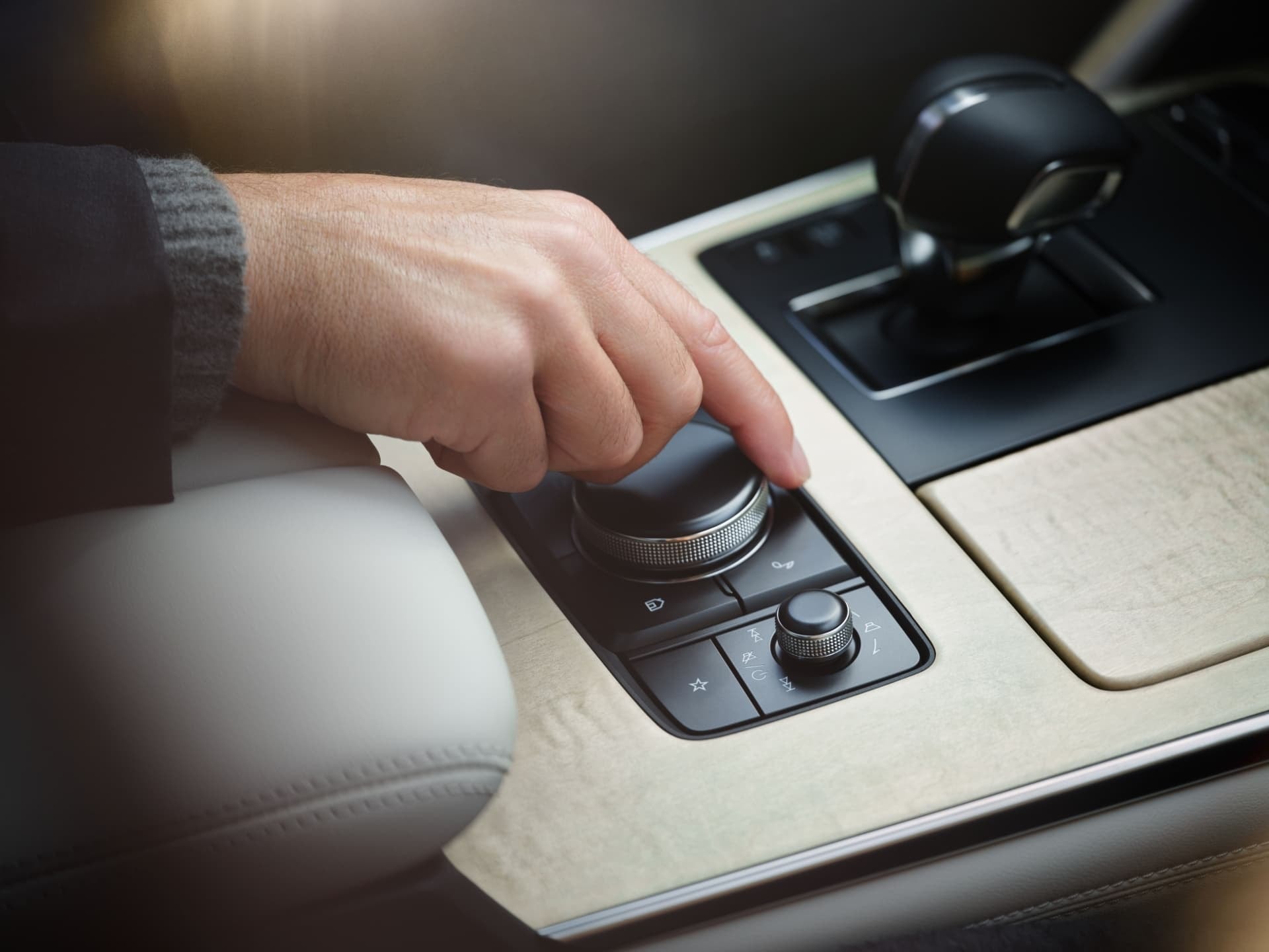 Selector de marchas con acabado de calidad y diseño ergonómico.