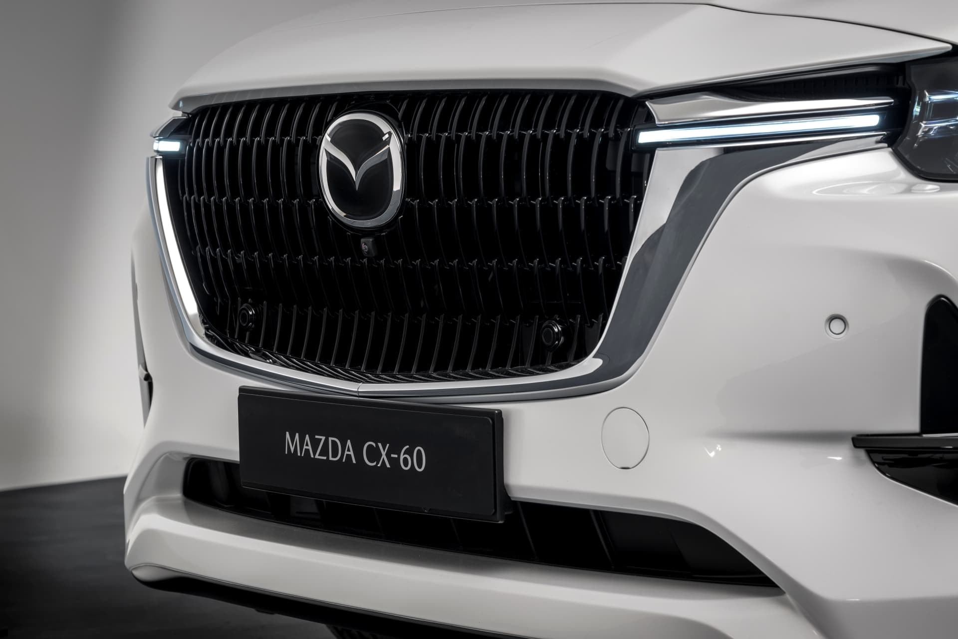 Imagen detallada de la parrilla frontal del Mazda CX-60, enfatizando su diseño premium.