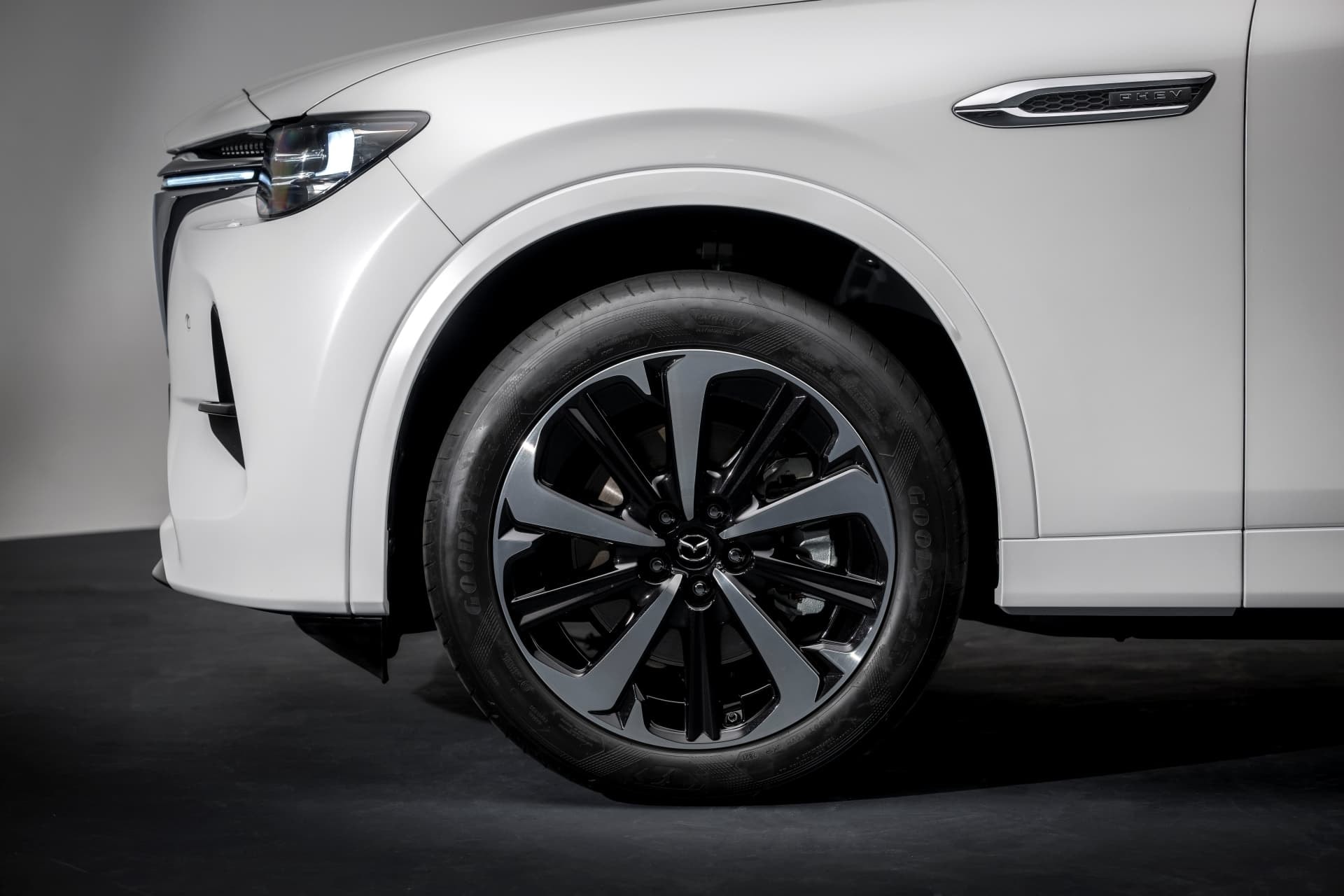 Vista lateral que enfoca la rueda, mostrando el diseño de la llanta y perfil del neumático.