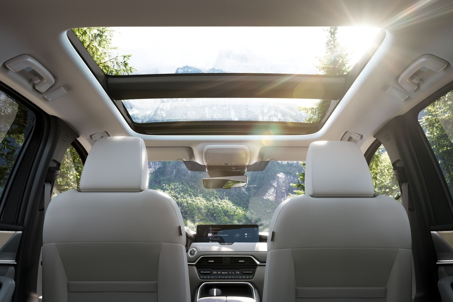 Interior iluminado naturalmente gracias al techo solar del Mazda CX-60.