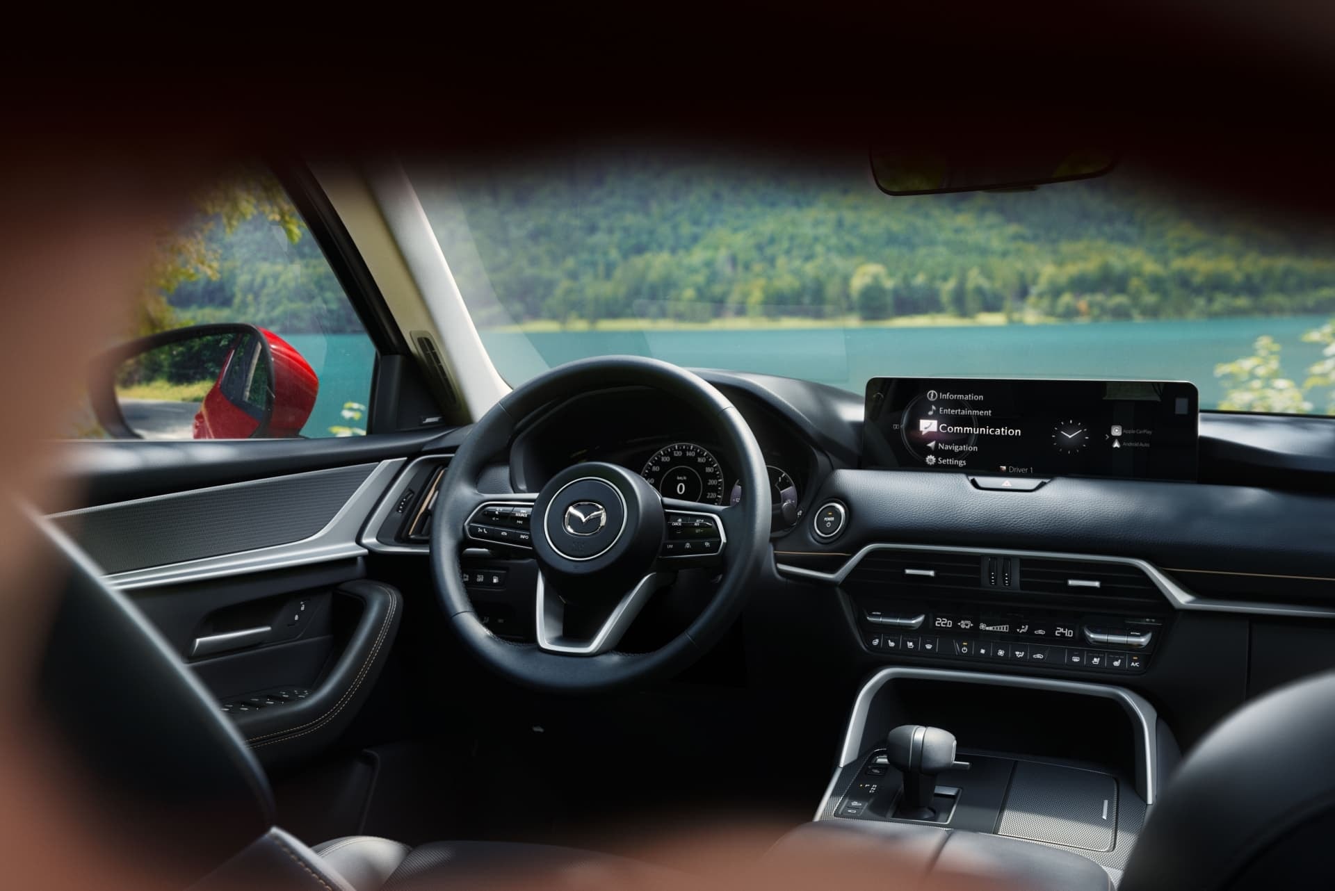 Vista desde el asiento del conductor del Mazda CX-60, ergonomía cuidada.