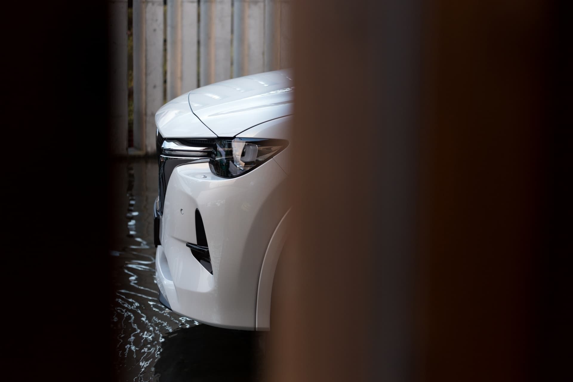 Faros delanteros del Mazda CX-60, diseño moderno y agresivo.