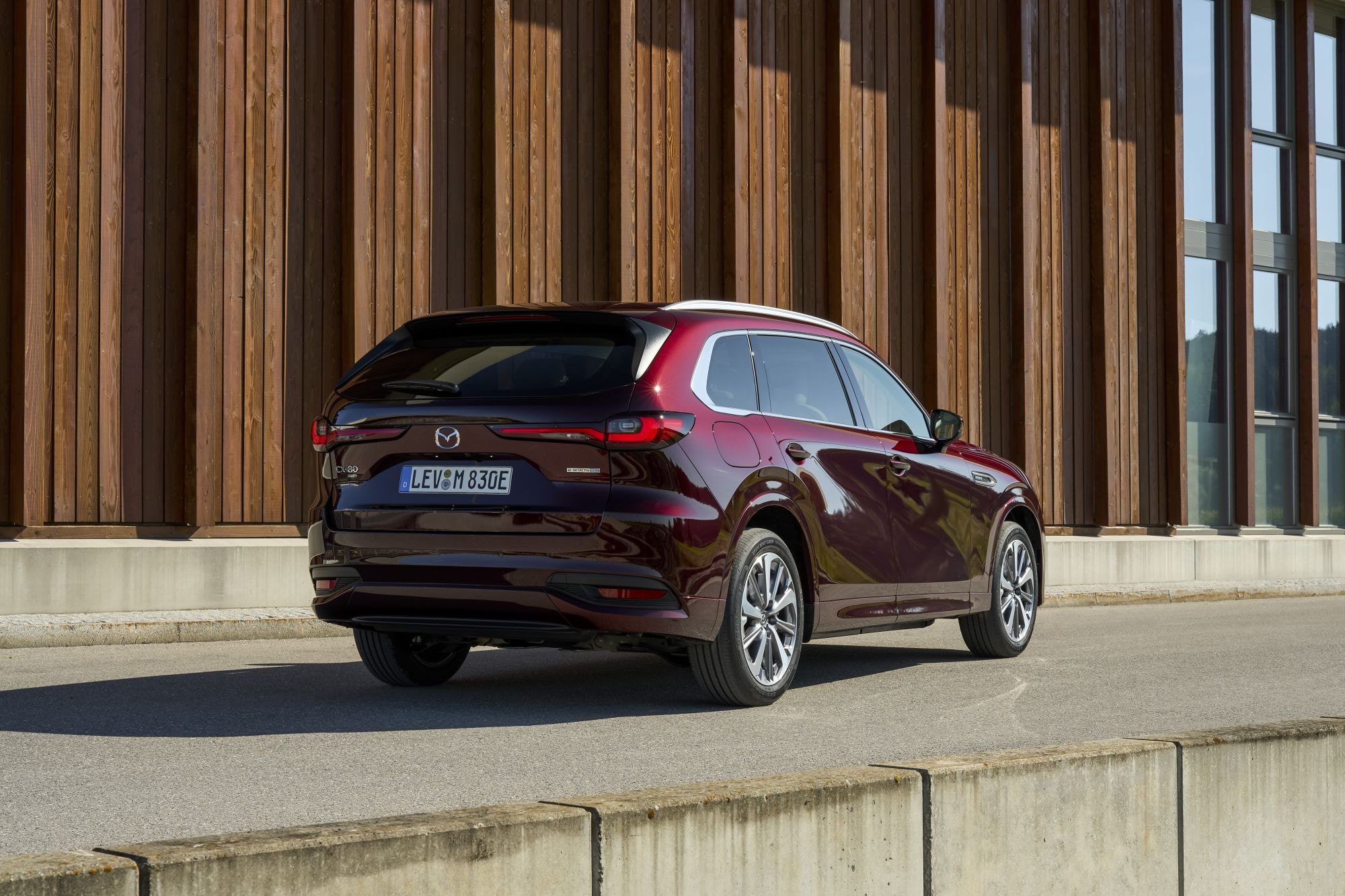 Frente del Mazda CX-80 con iluminación LED, una vista cautivadora.