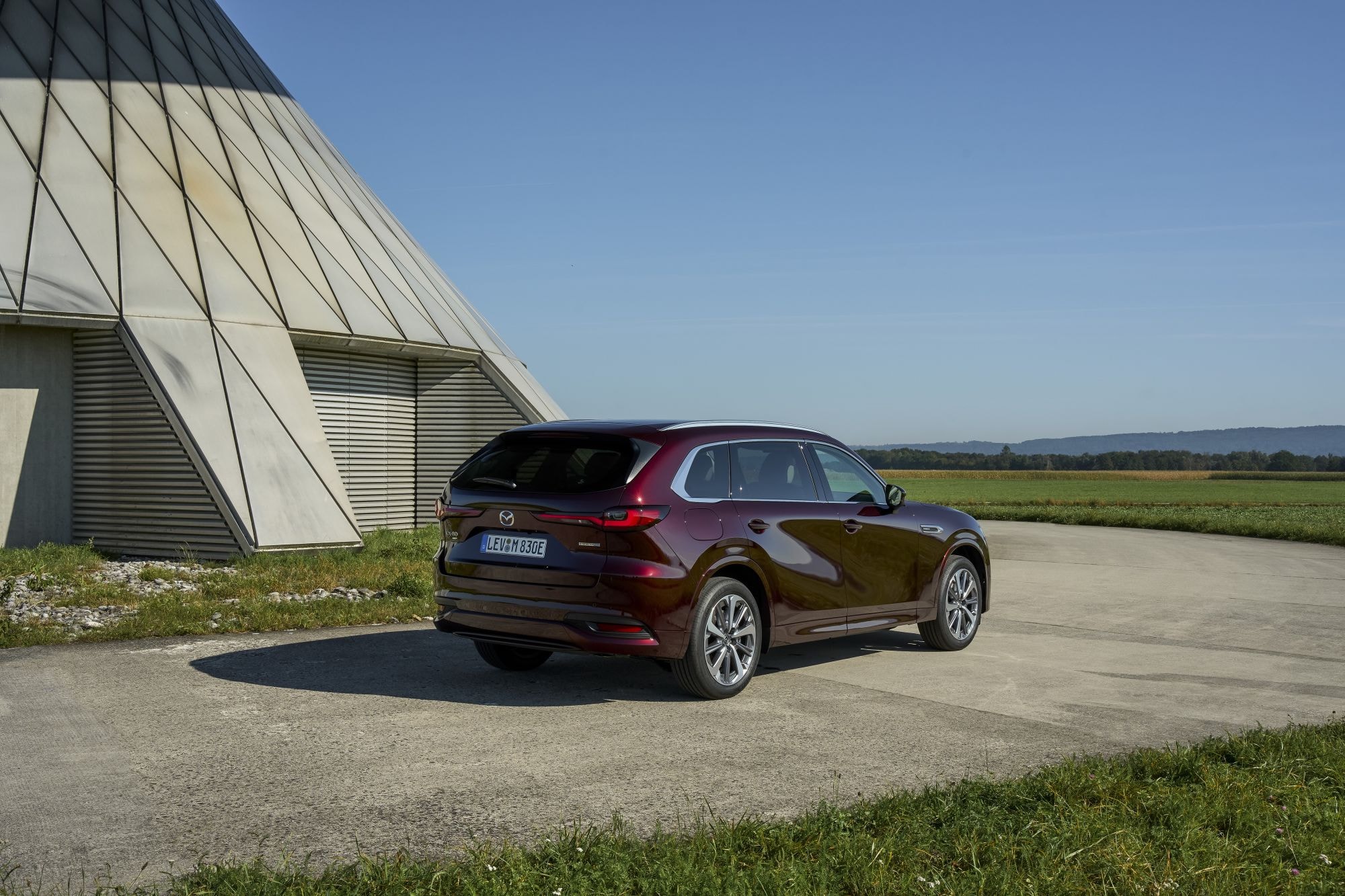 Enfoque frontal del Mazda CX-80 que realza su elegancia y robustez.