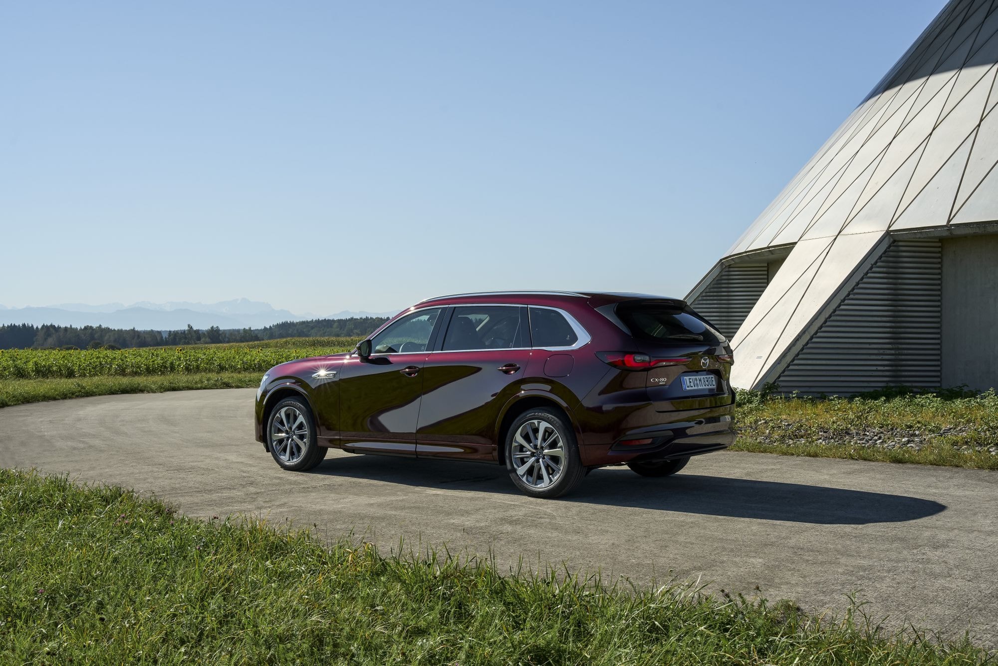 Mazda CX-80 en un paisaje abierto, perfecto para viajar y explorar.