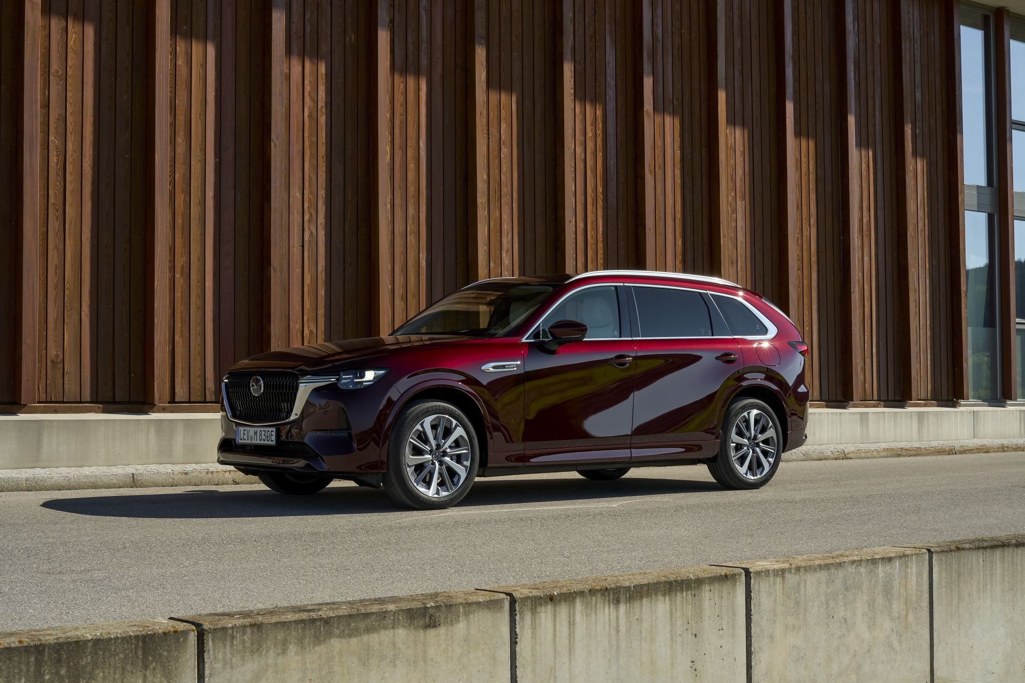 Vista lateral del Mazda en un entorno natural, resalta su diseño moderno.