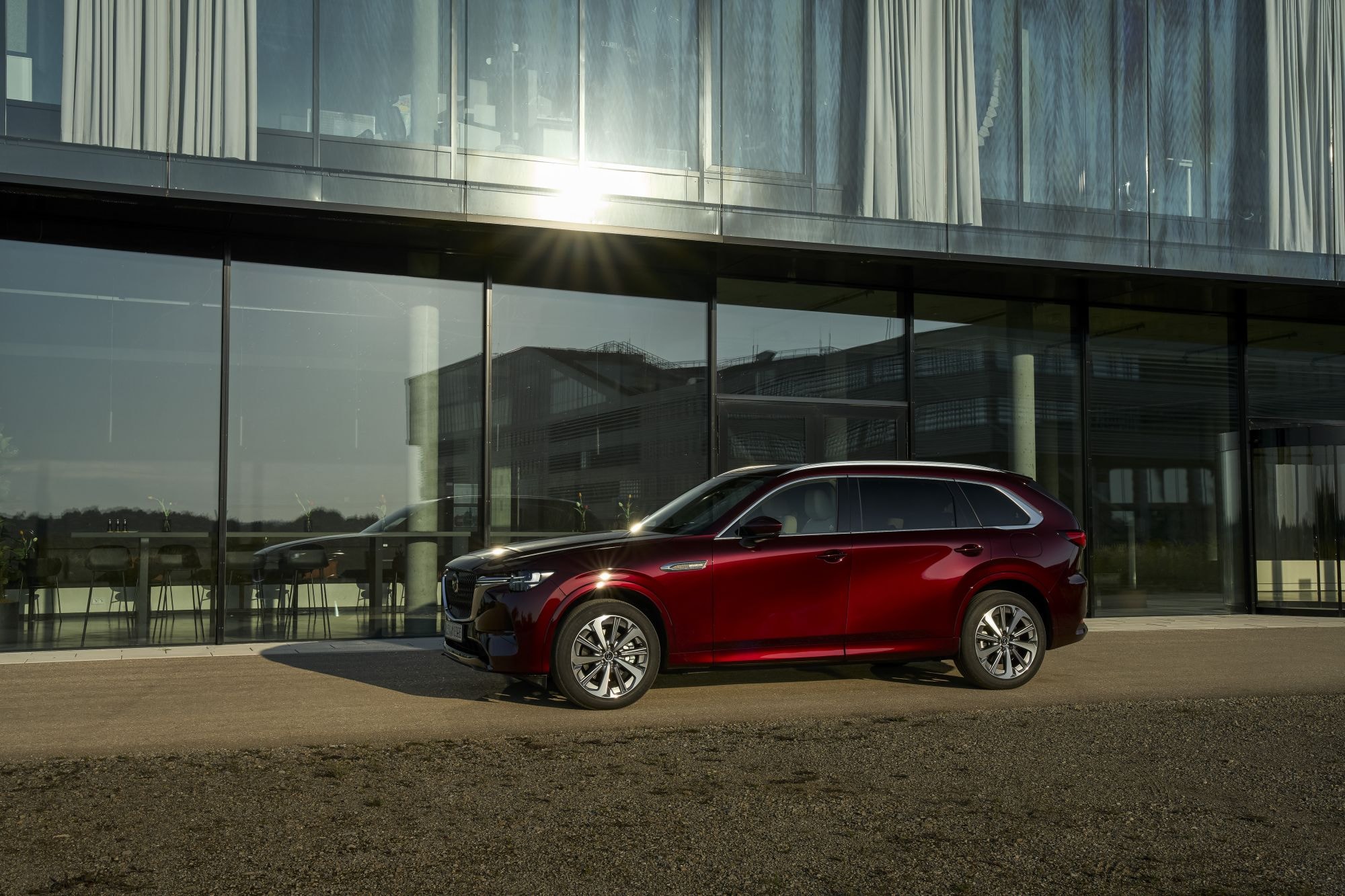 Perspectiva trasera del CX-80, destaca sus líneas fluidas y logotipo.