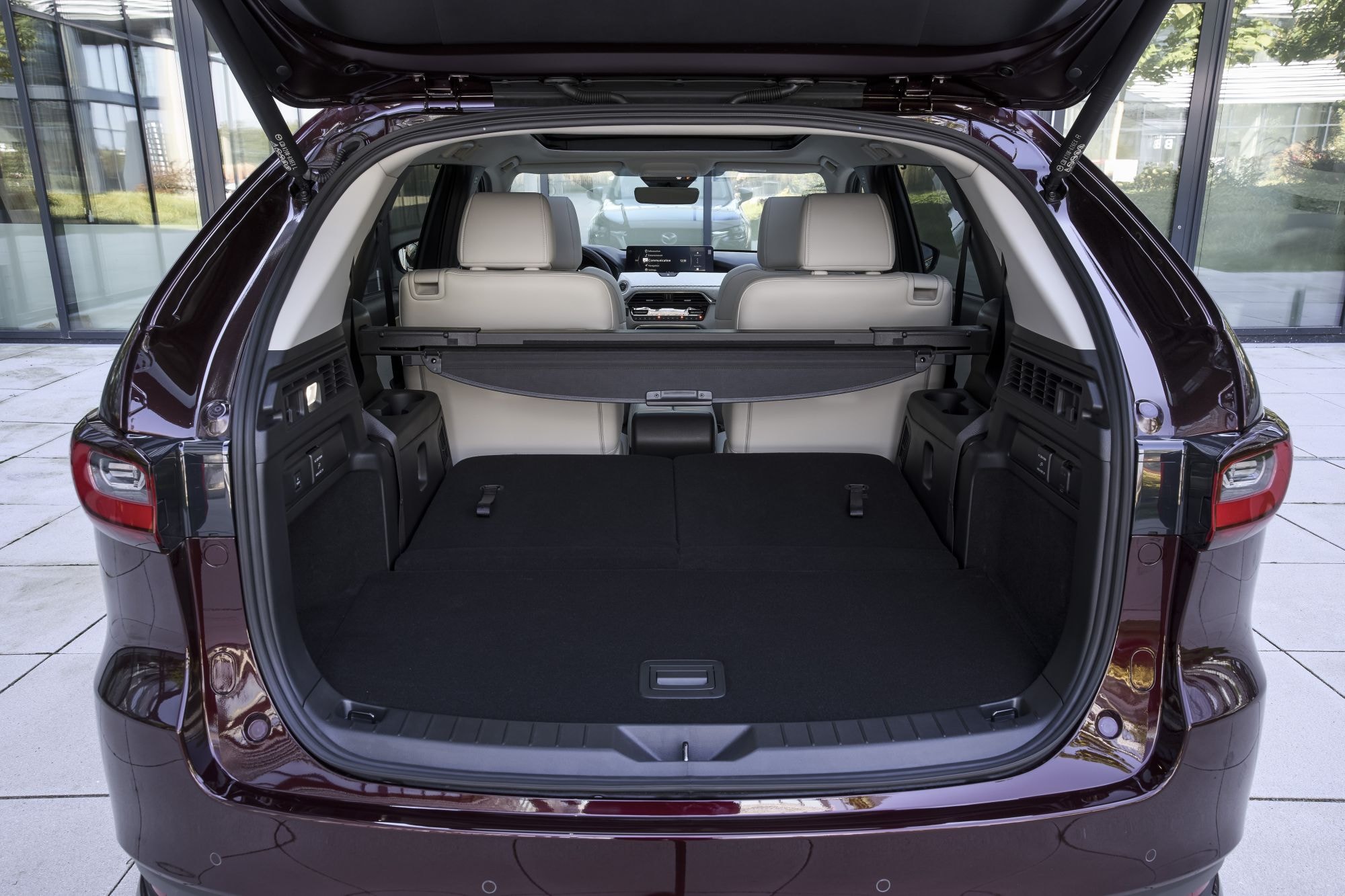 Espacio del maletero con los asientos abatidos, ideal para viajes.