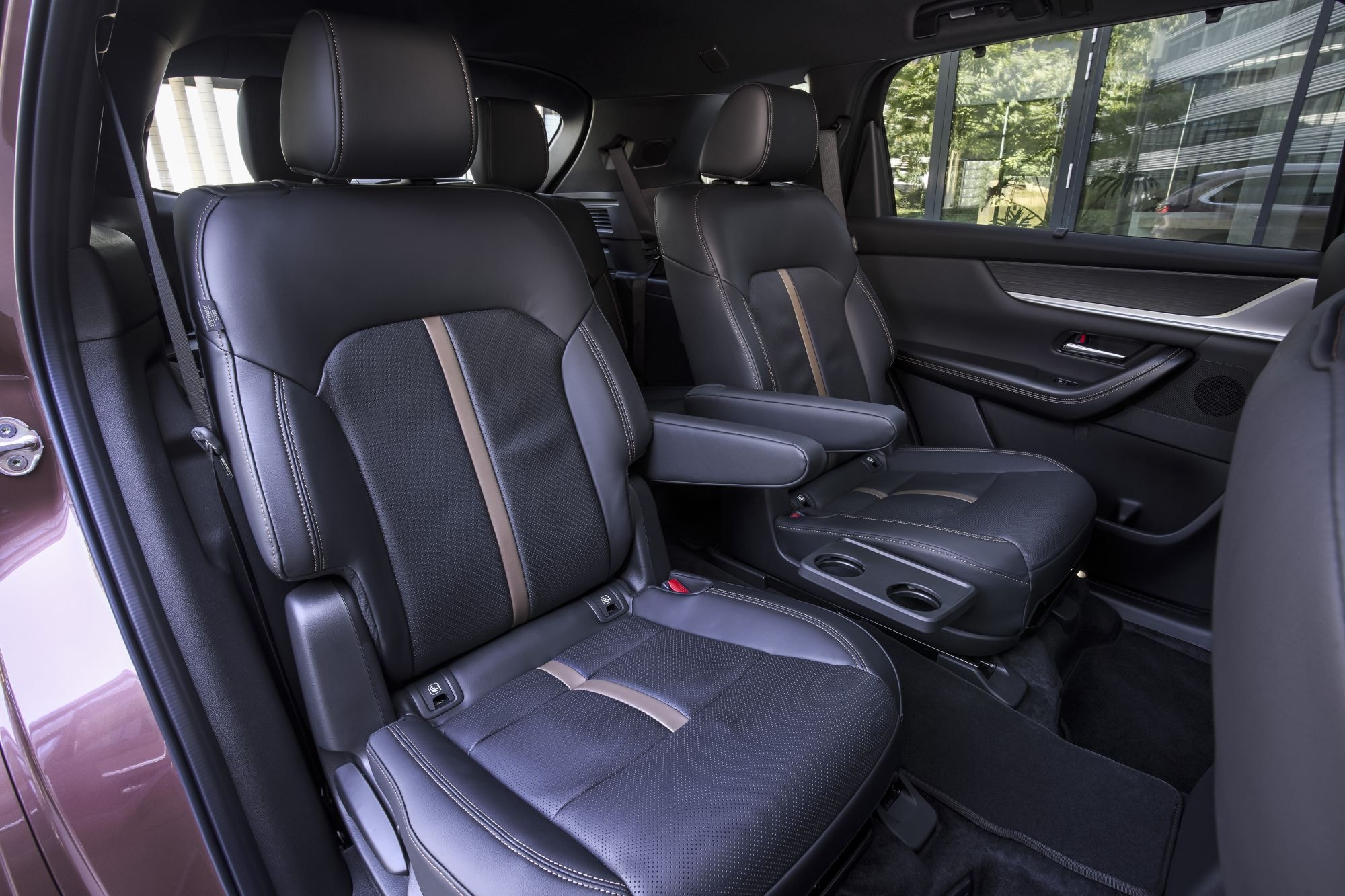 Asiento del conductor del Mazda CX-80 híbrido, ergonomía y confort ideales.