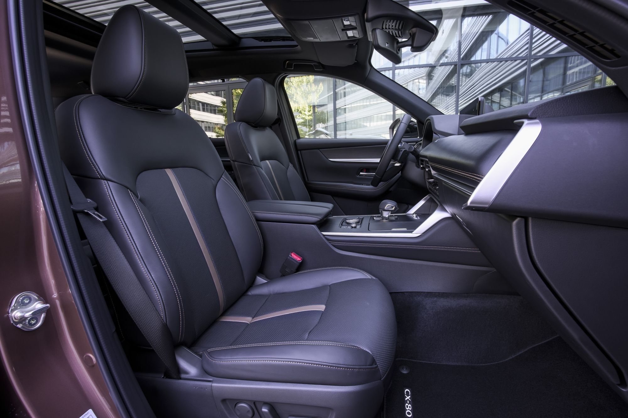 Detalle de la consola central del Mazda CX-80 híbrido, acabados de alta calidad.