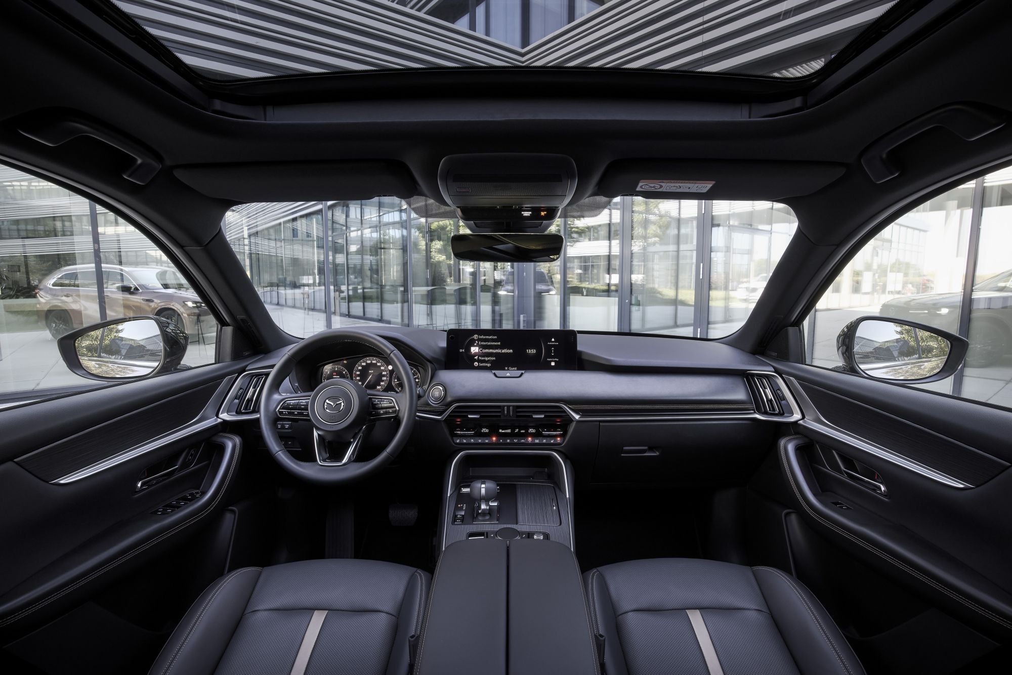 Vista lateral del Mazda CX-80 híbrido, resalta su diseño elegante.