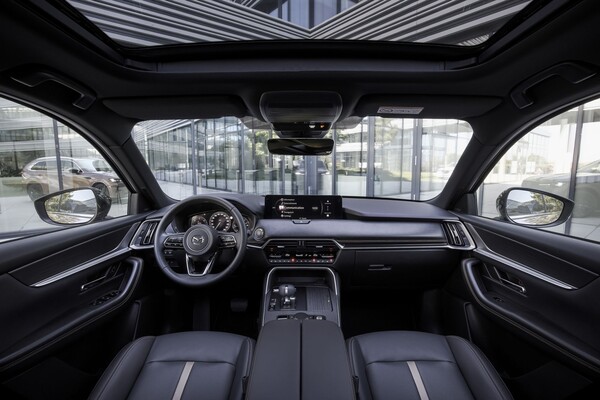 Vista lateral del Mazda CX-80 híbrido, resalta su diseño elegante. Vista lateral del Mazda CX-80 híbrido, resalta su diseño elegante.