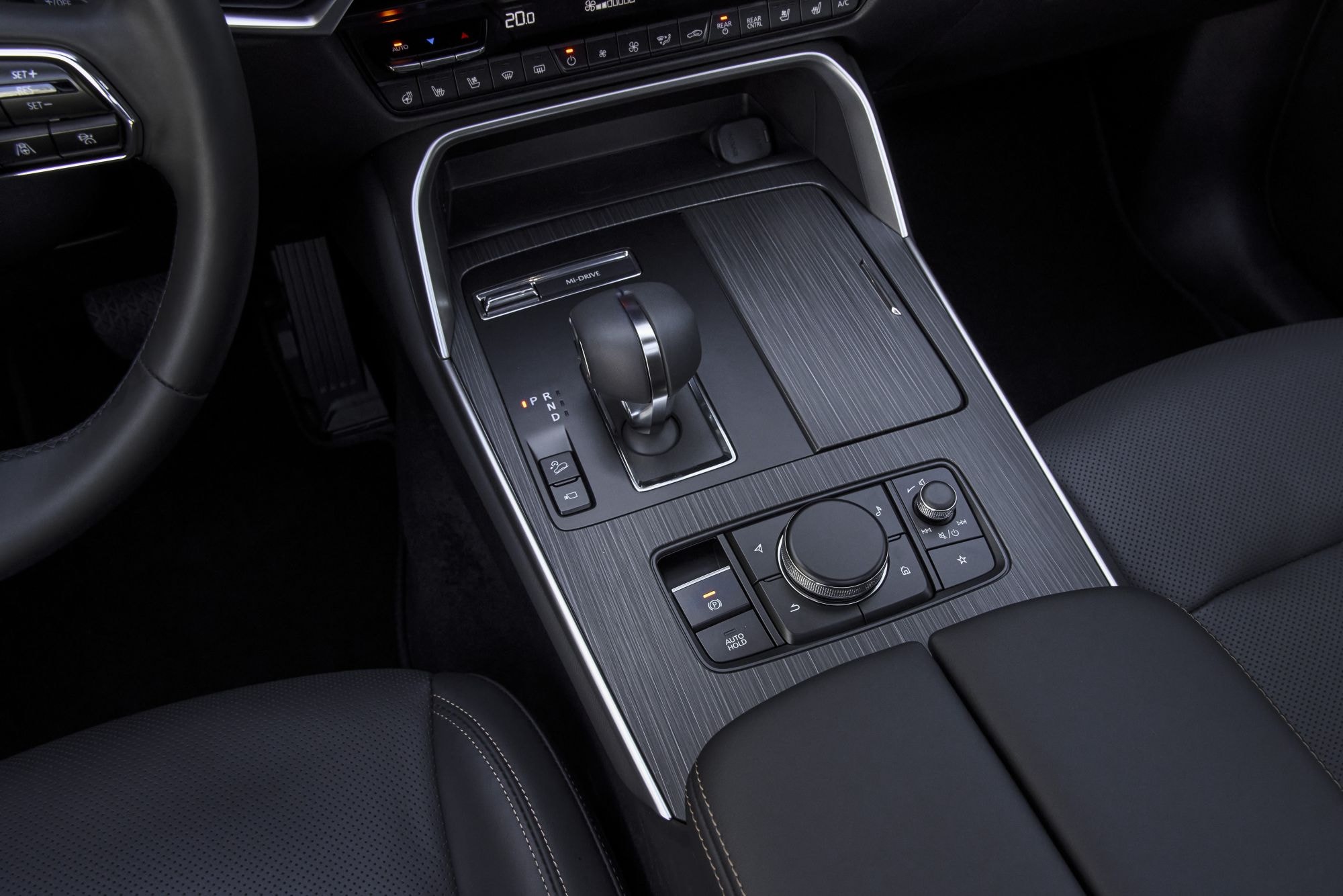 Panel de instrumentos del Mazda CX-80 híbrido, diseño moderno y funcional.