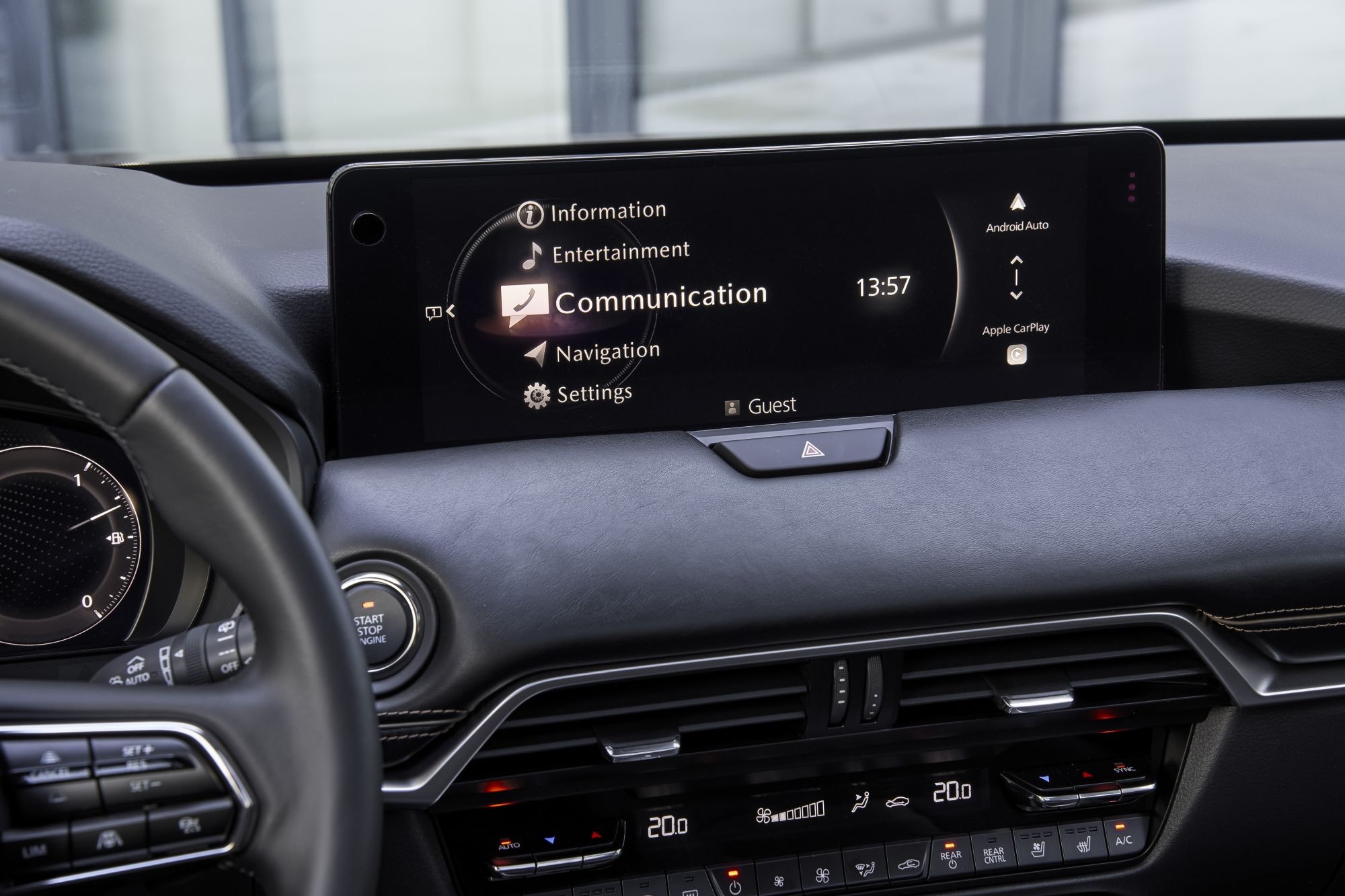 Vista del salpicadero y asientos del Mazda CX-80 híbrido, tecnológico y acogedor.