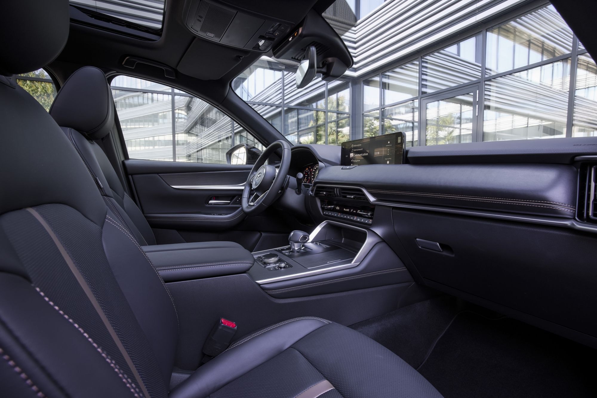 Pantalla central del Mazda CX-80 híbrido, intuitiva y bien integrada.