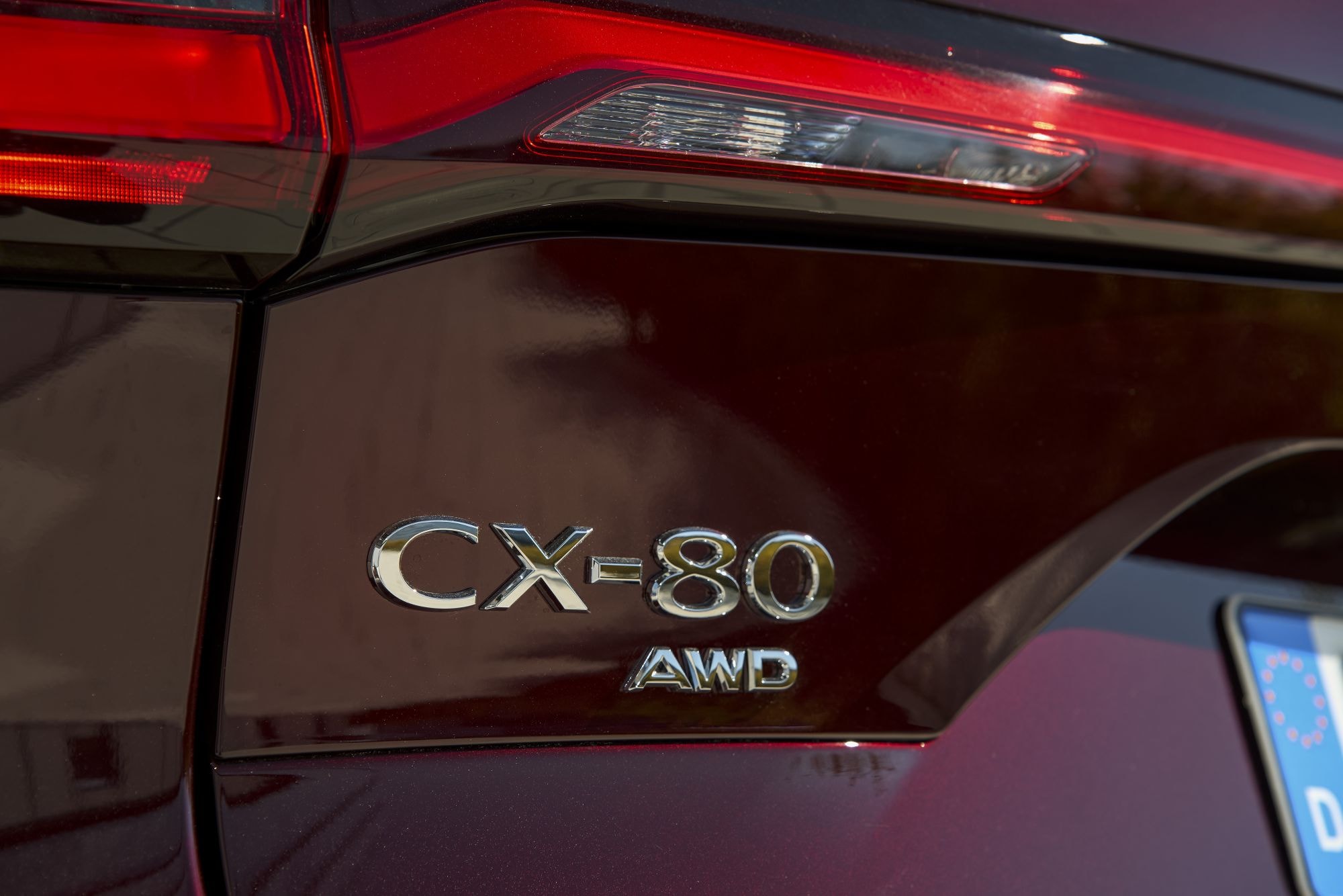 Conector de carga del Mazda CX-80, demostrando su funcionalidad híbrida.