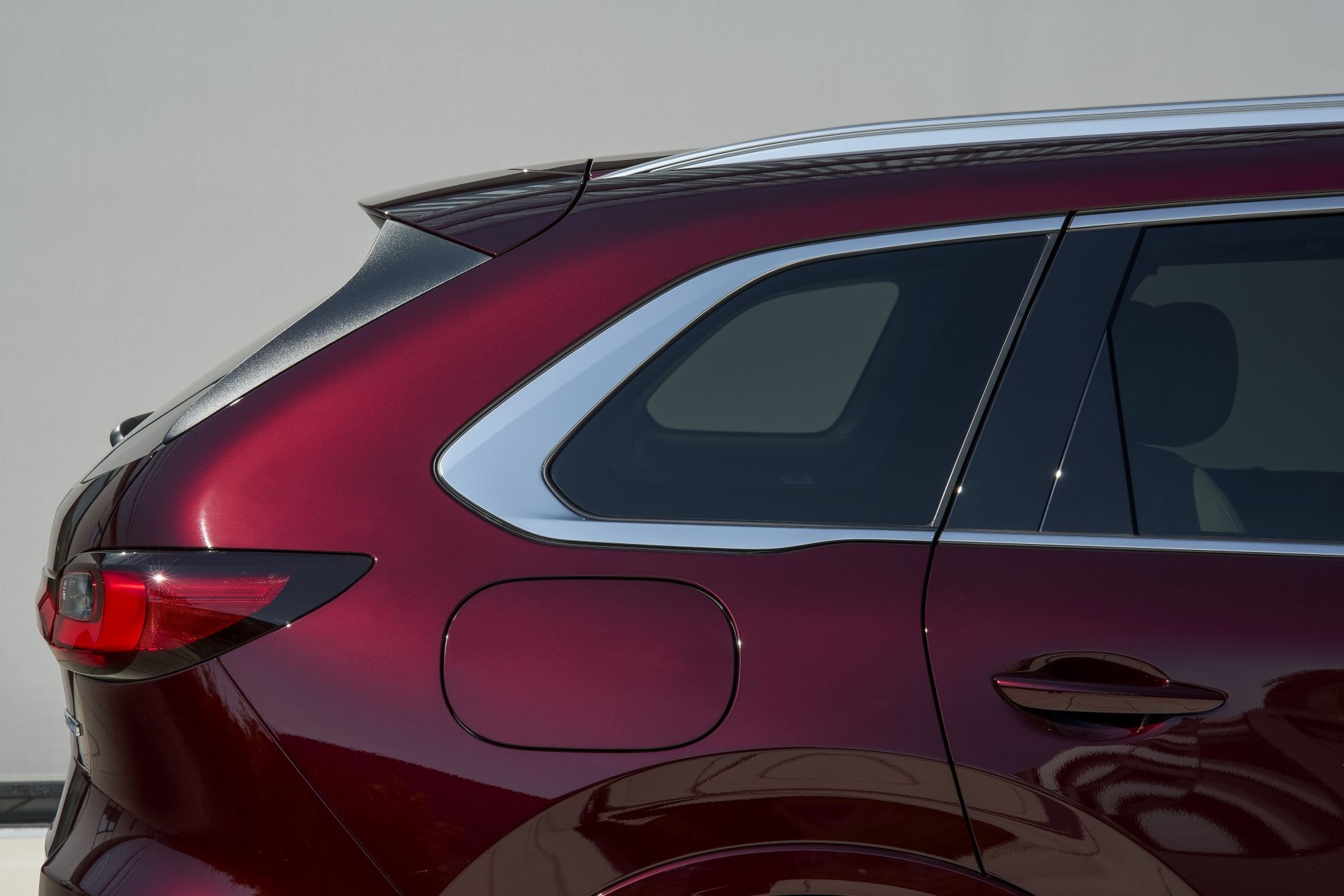 Emblema CX-80 AWD en la parte trasera, destacando su tracción integral.