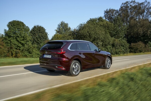 El Mazda CX-80 híbrido presenta un diseño aerodinámico y elegante. El Mazda CX-80 híbrido presenta un diseño aerodinámico y elegante.